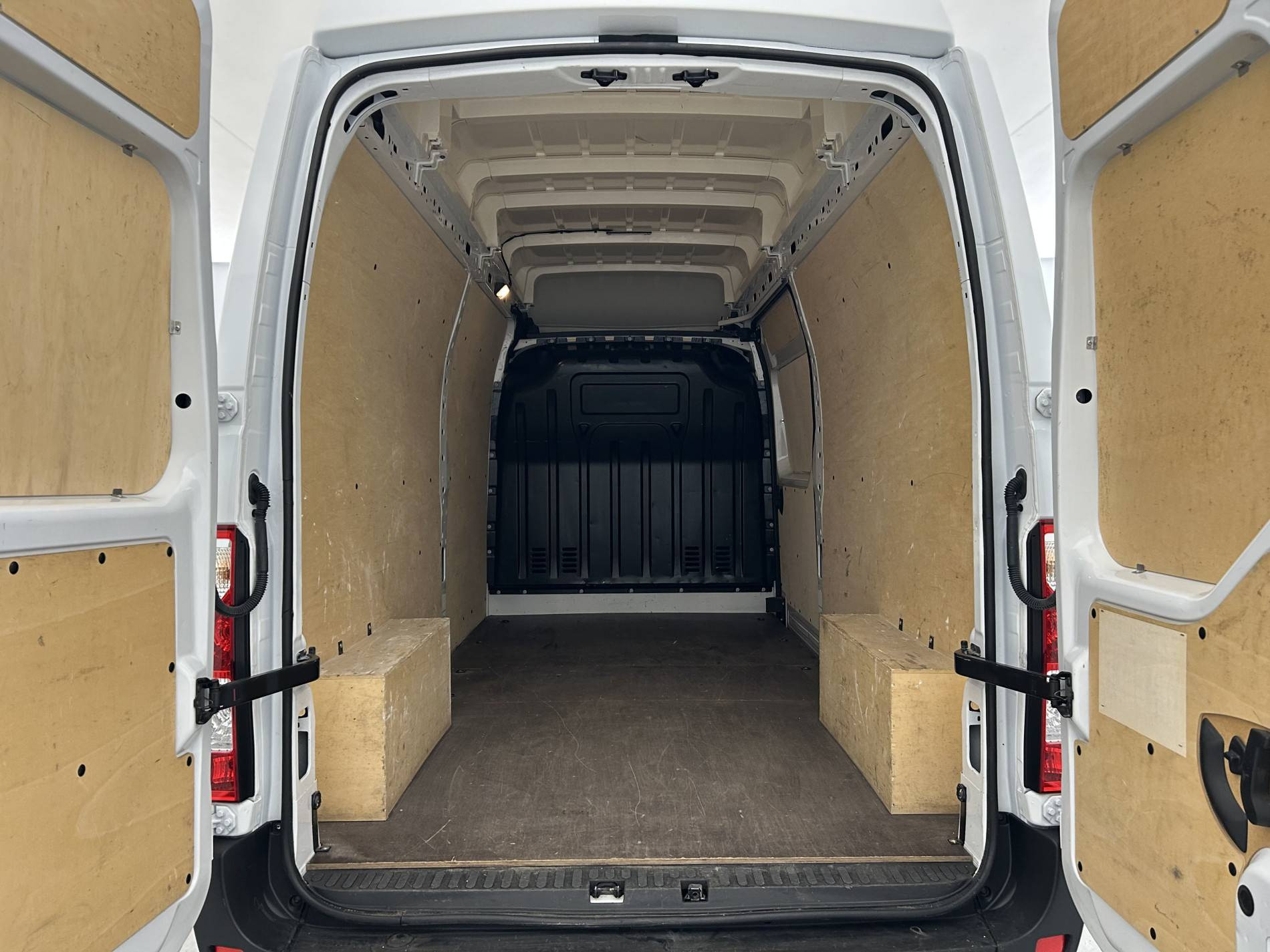 Vente en ligne Renault Master Fourgon MASTER FGN TRAC F3500 L3H3 BLUE DCI 135 au prix de 26 490 €