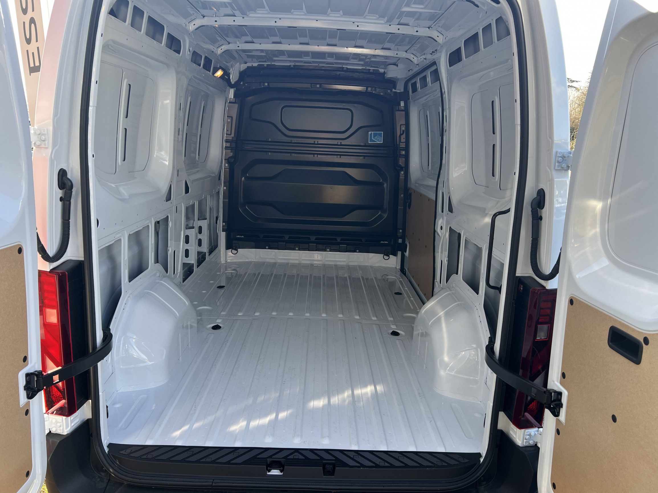Vente en ligne Renault Master E-Tech MASTER ELECTRIQUE FG GRANDE AUTONOMIE L2H2 3T5 au prix de 48 080 €