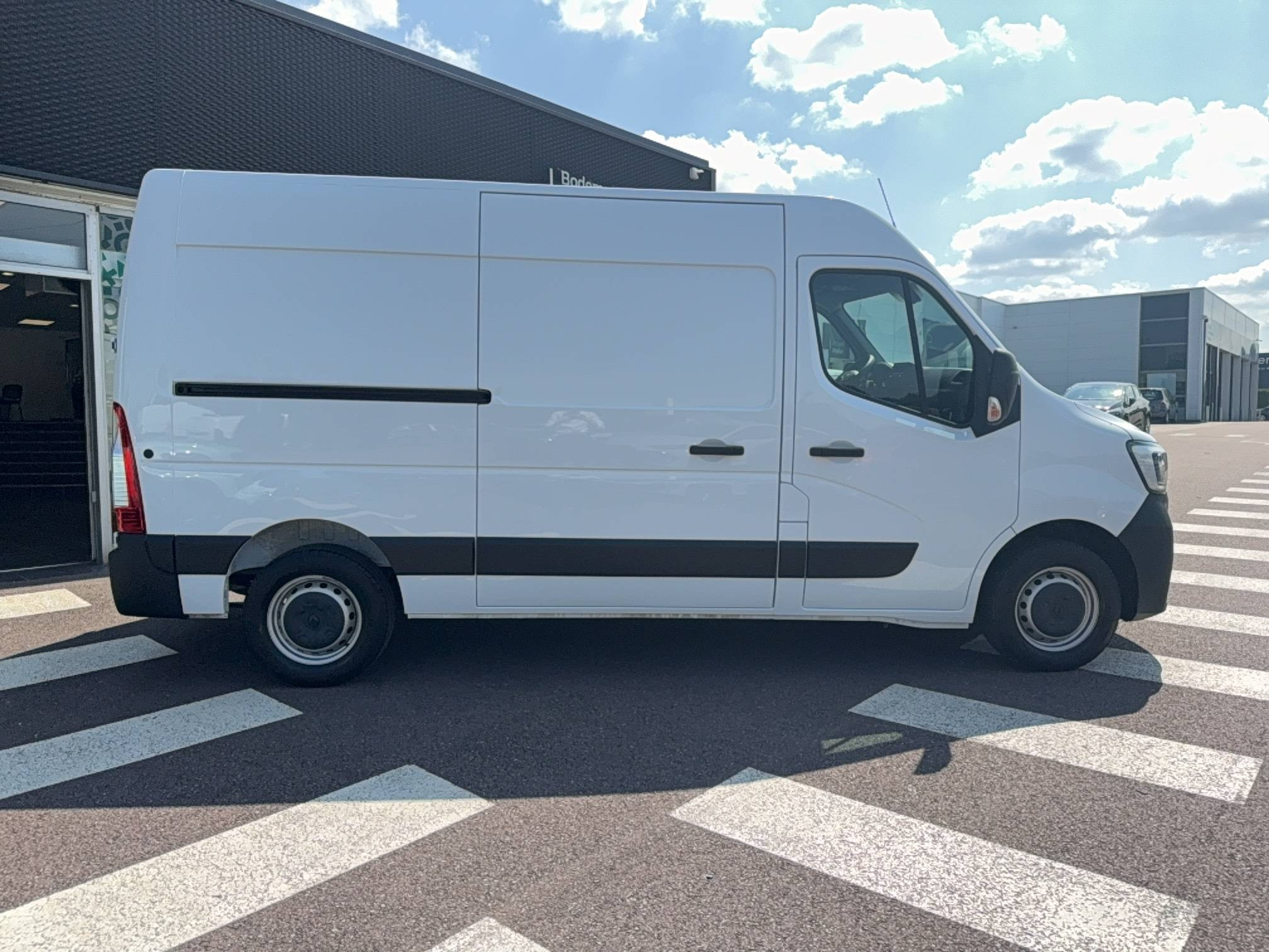 Vente en ligne Renault Master Fourgon MASTER FGN TRAC F3500 L2H2 BLUE DCI 135 au prix de 25 990 €