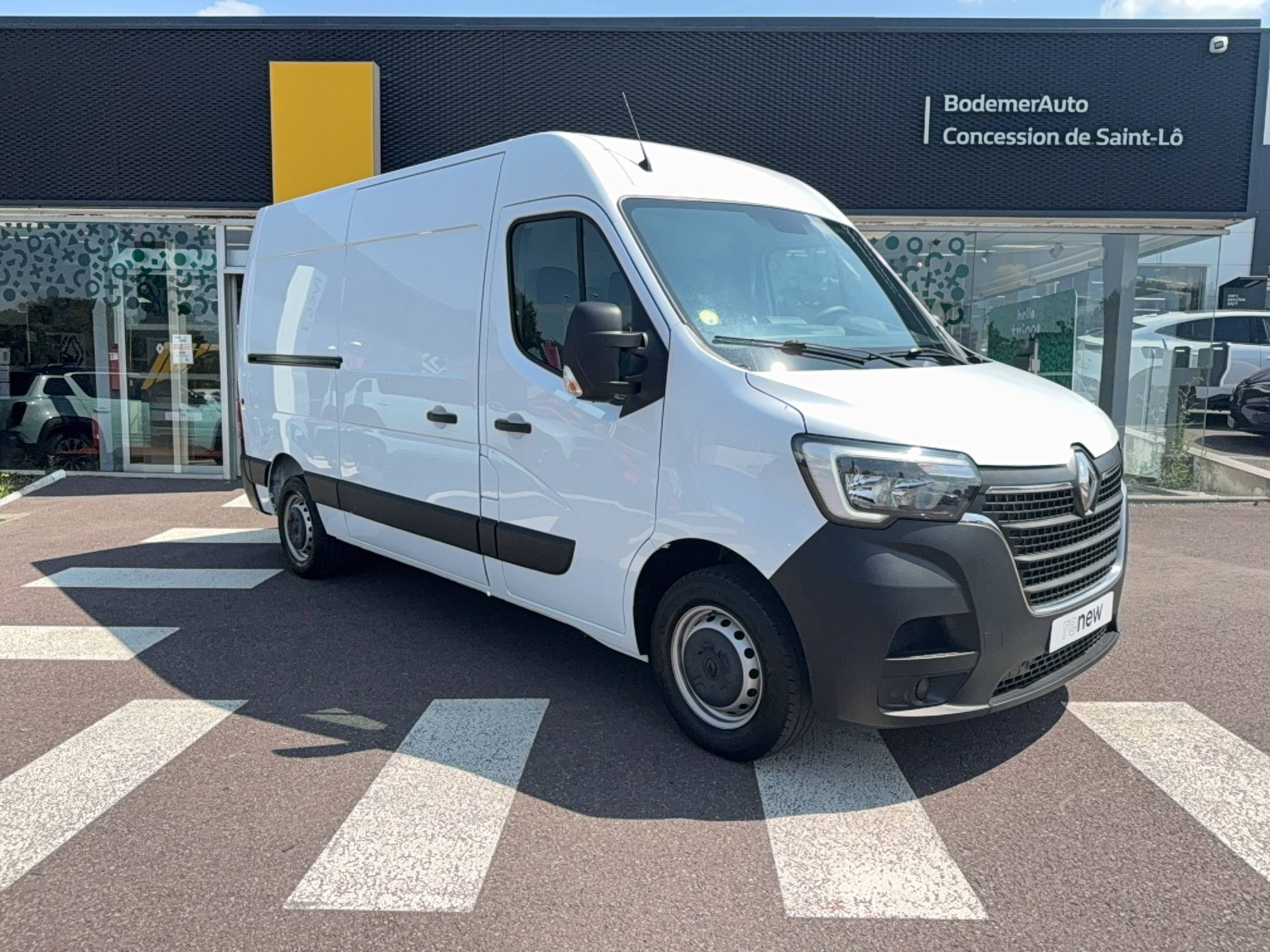 Vente en ligne Renault Master Fourgon MASTER FGN TRAC F3500 L2H2 BLUE DCI 135 au prix de 25 990 €