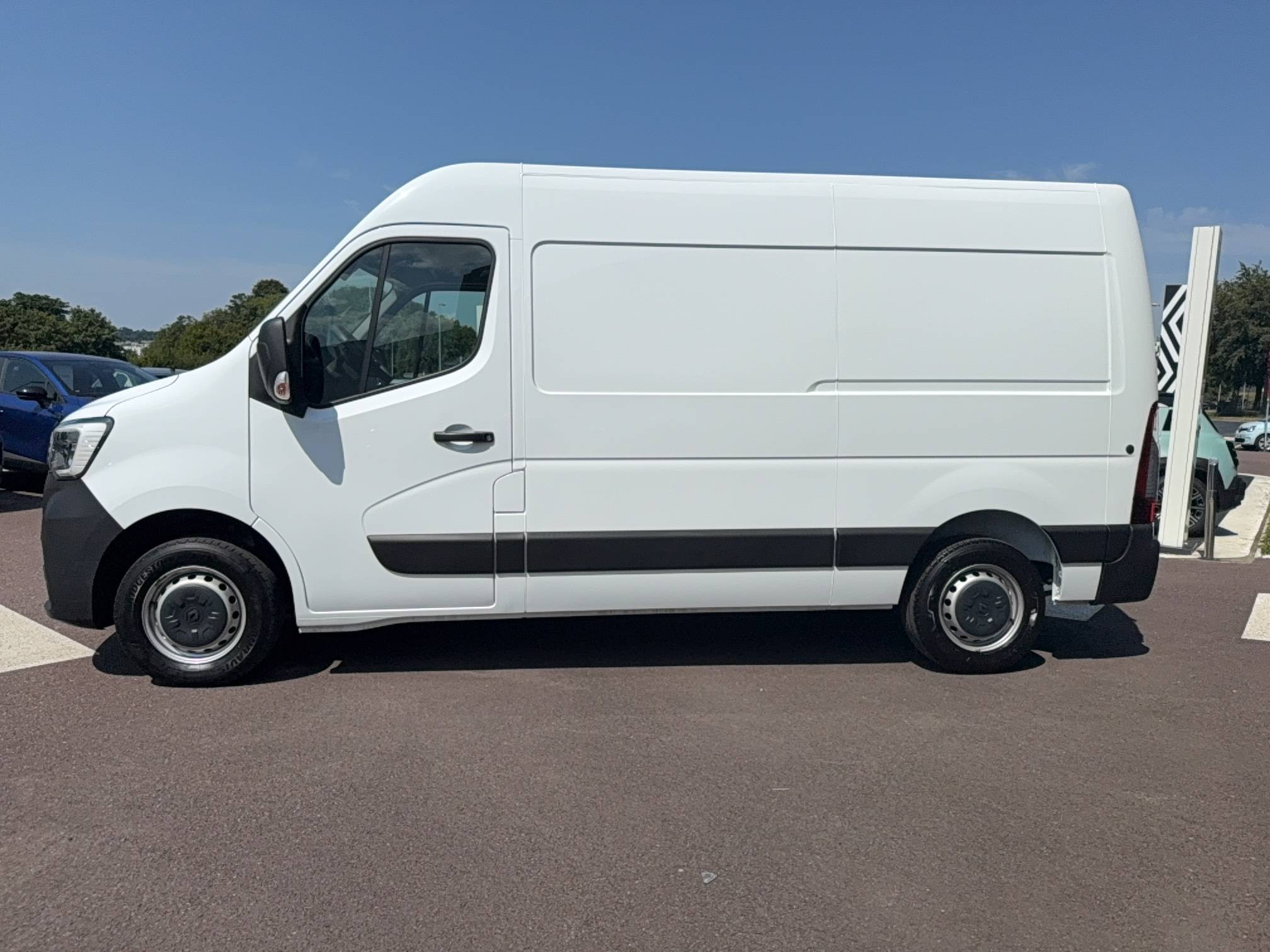 Vente en ligne Renault Master Fourgon MASTER FGN TRAC F3500 L2H2 BLUE DCI 135 au prix de 25 990 €