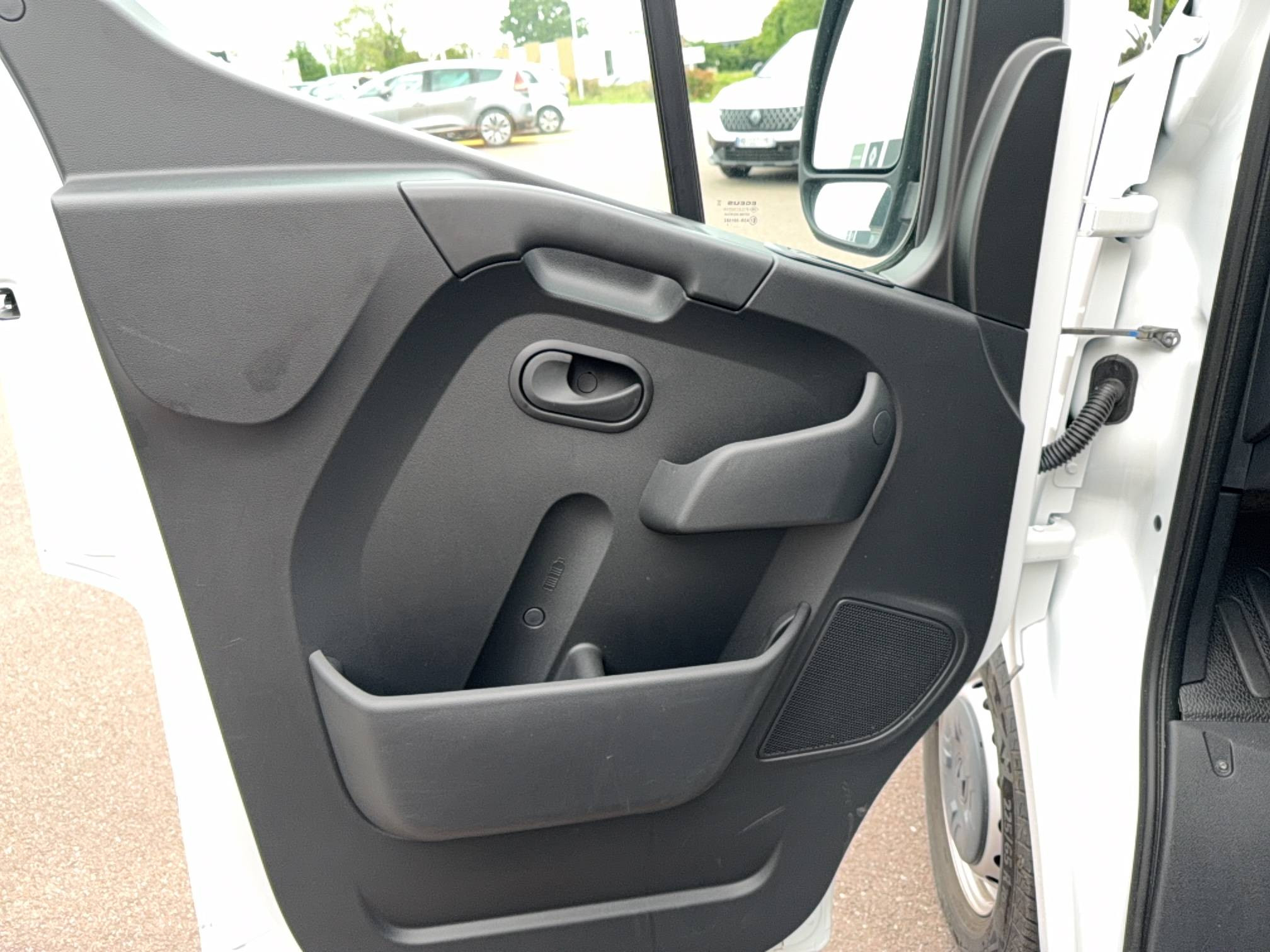 Vente en ligne Renault Master Fourgon MASTER FGN TRAC F3500 L2H2 BLUE DCI 135 au prix de 26 990 €