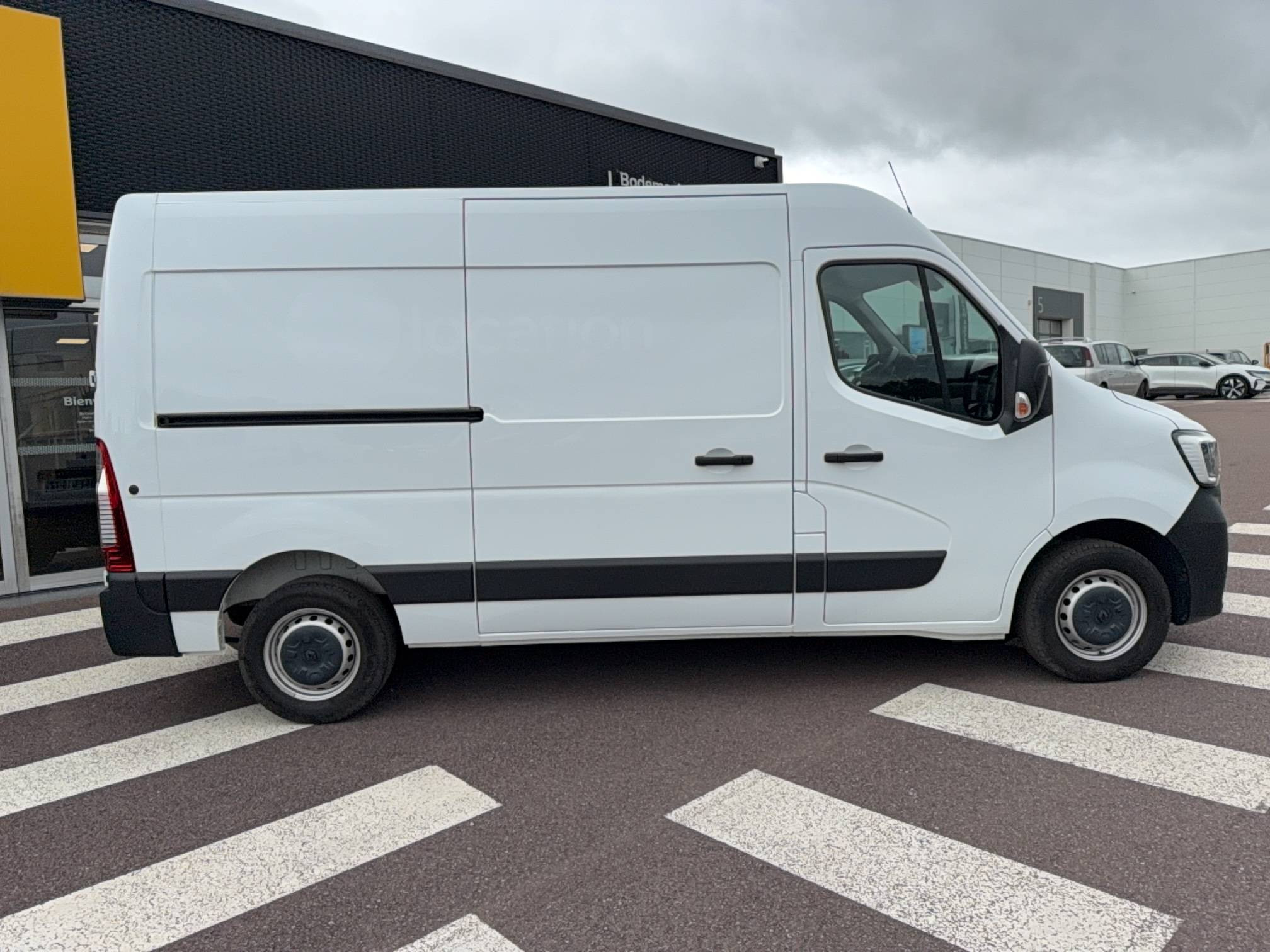 Vente en ligne Renault Master Fourgon MASTER FGN TRAC F3500 L2H2 BLUE DCI 135 au prix de 26 990 €