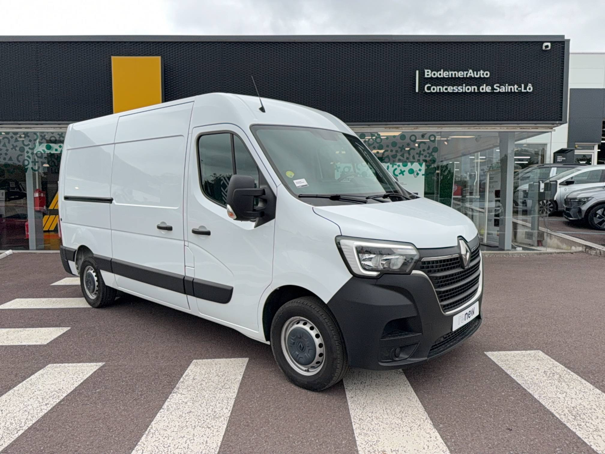 Vente en ligne Renault Master Fourgon MASTER FGN TRAC F3500 L2H2 BLUE DCI 135 au prix de 26 990 €