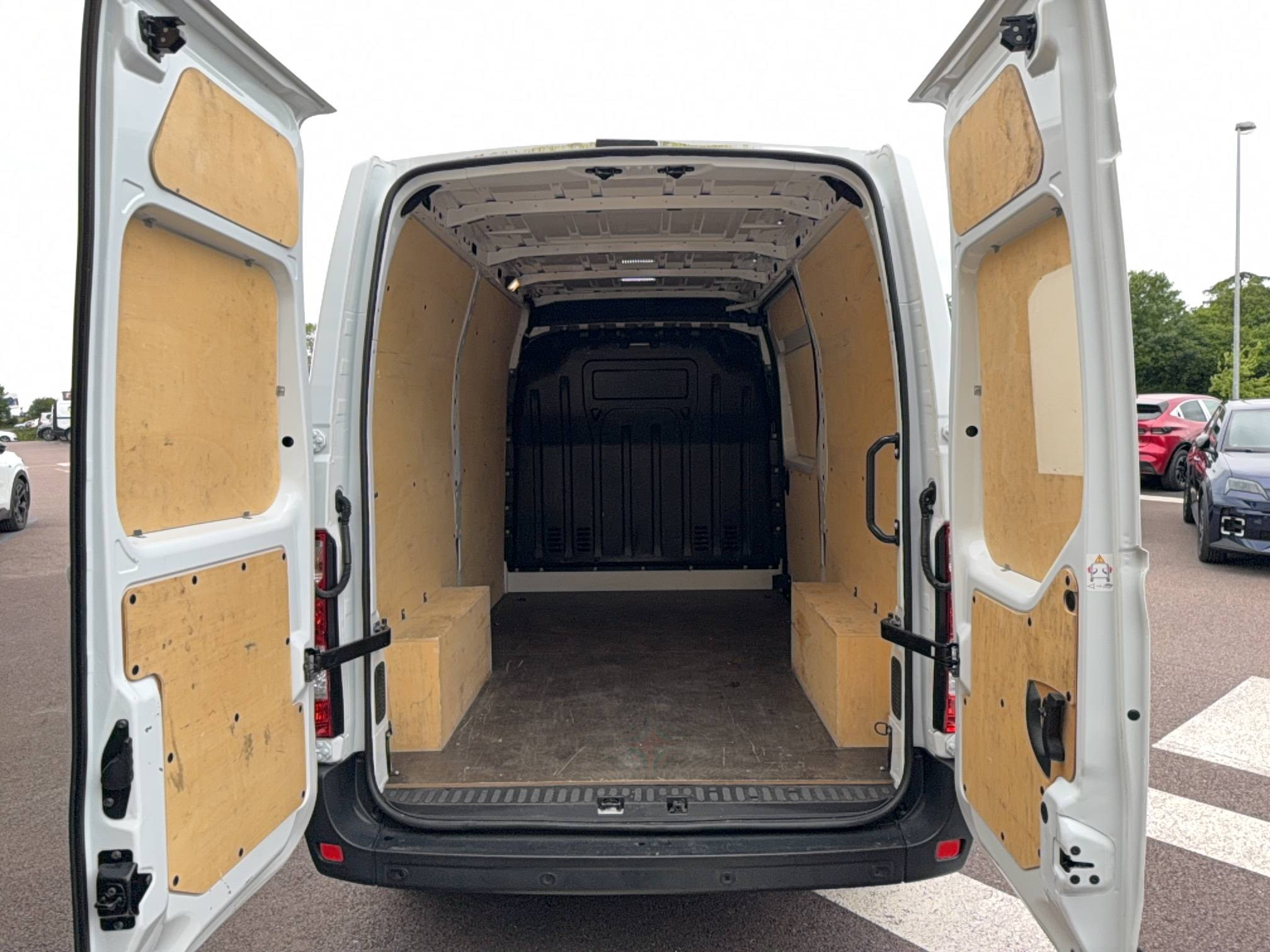Vente en ligne Renault Master Fourgon MASTER FGN TRAC F3500 L2H2 BLUE DCI 135 au prix de 26 990 €