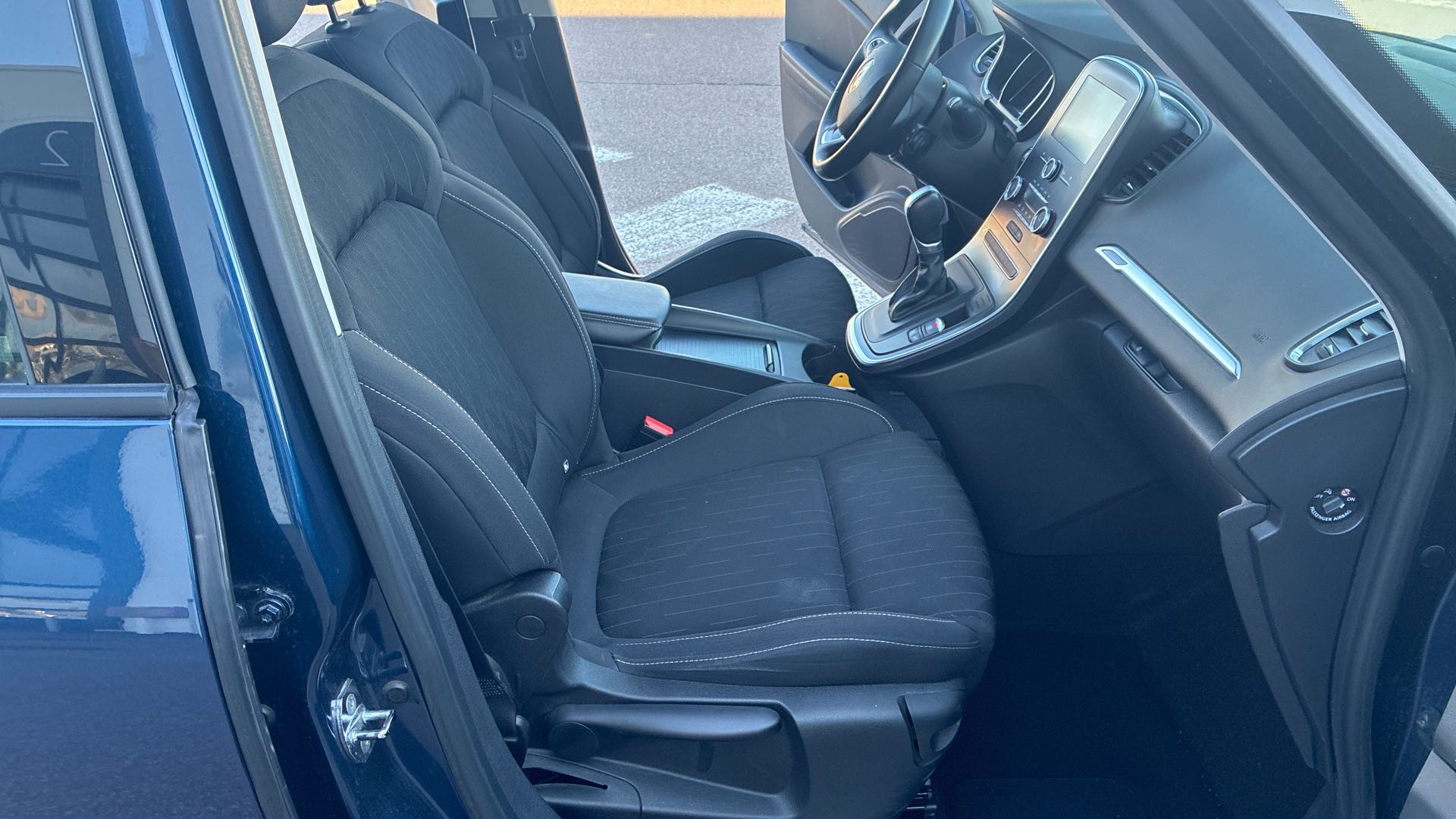 Vente en ligne Renault Scenic 4 Scenic Blue dCi 120 EDC au prix de 14 590 €