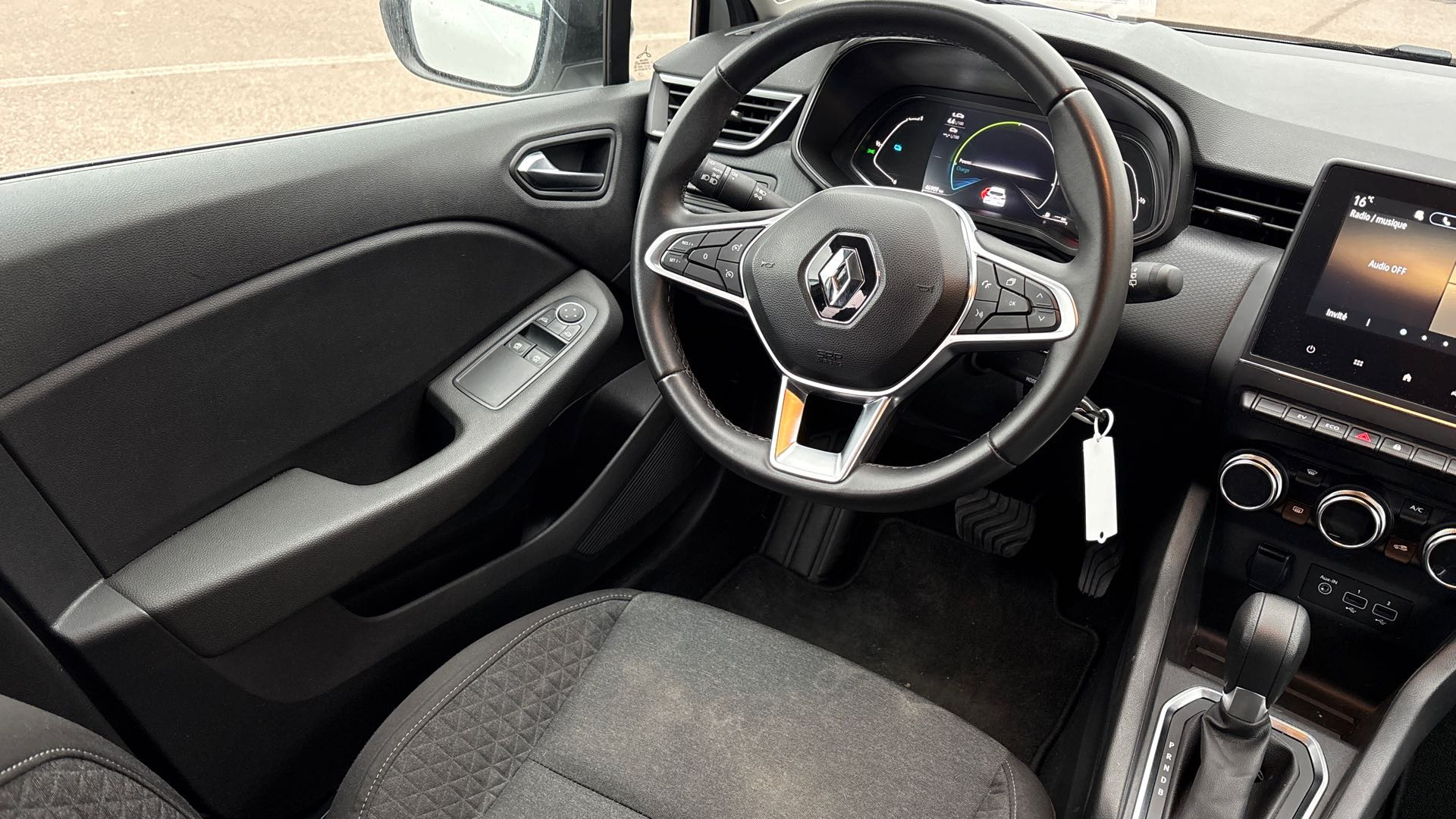 Vente en ligne Renault Clio 5 Clio E-Tech full hybrid 145 au prix de 16 390 €