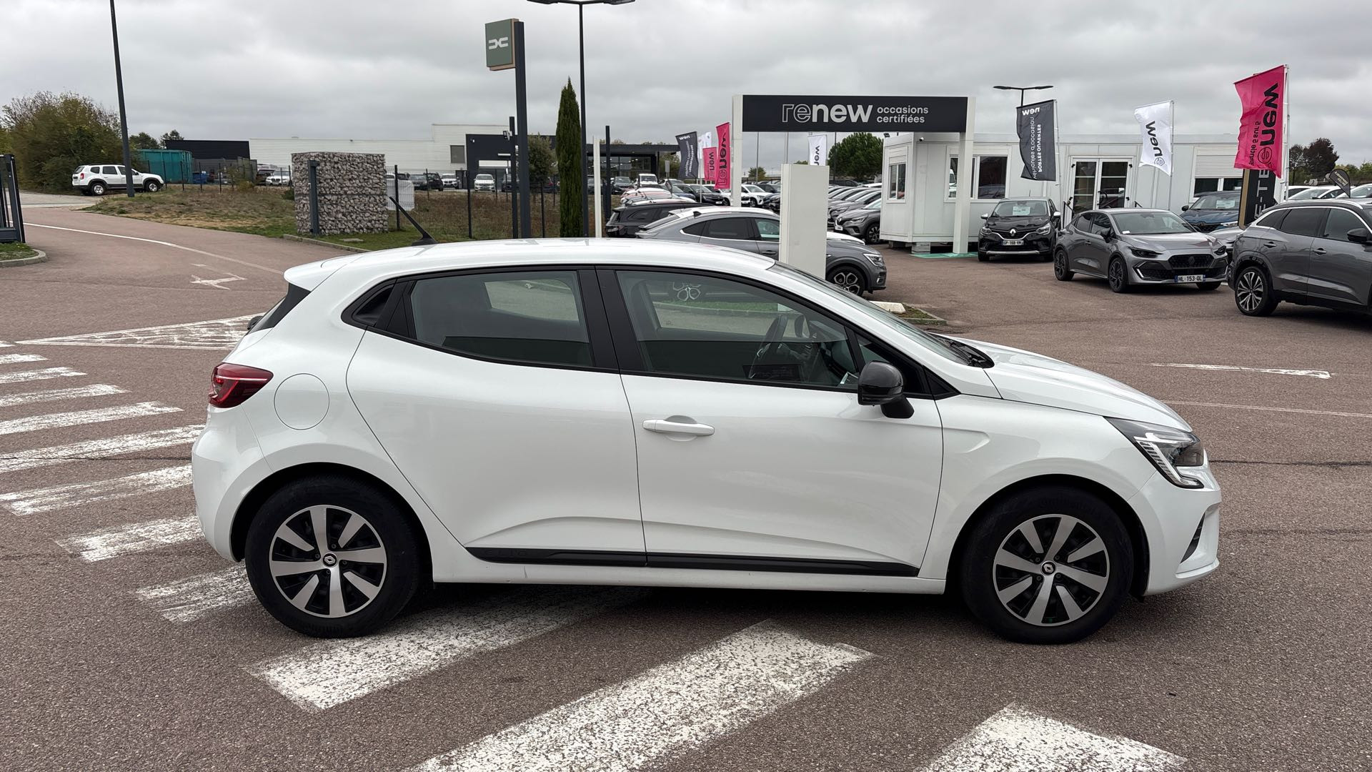 Vente en ligne Renault Clio 5 Clio E-Tech full hybrid 145 au prix de 16 390 €