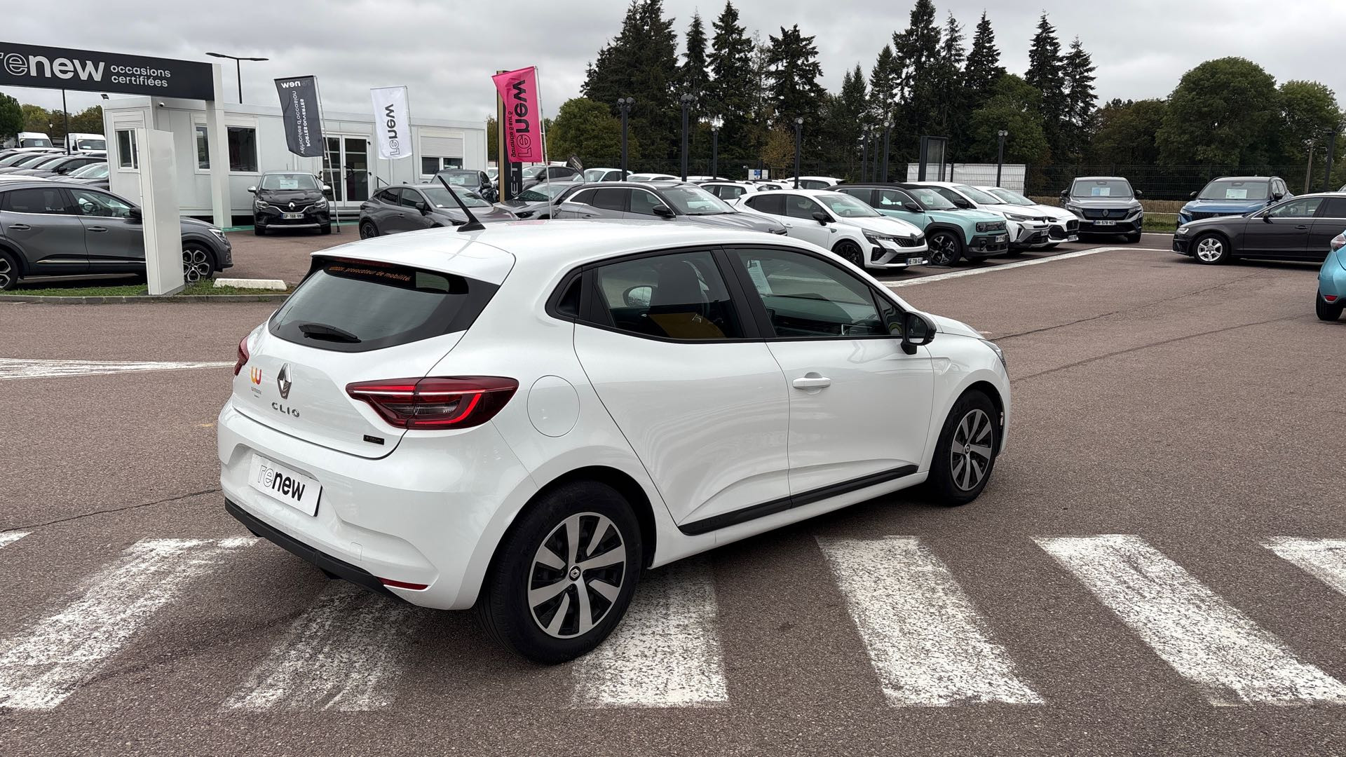 Vente en ligne Renault Clio 5 Clio E-Tech full hybrid 145 au prix de 16 390 €
