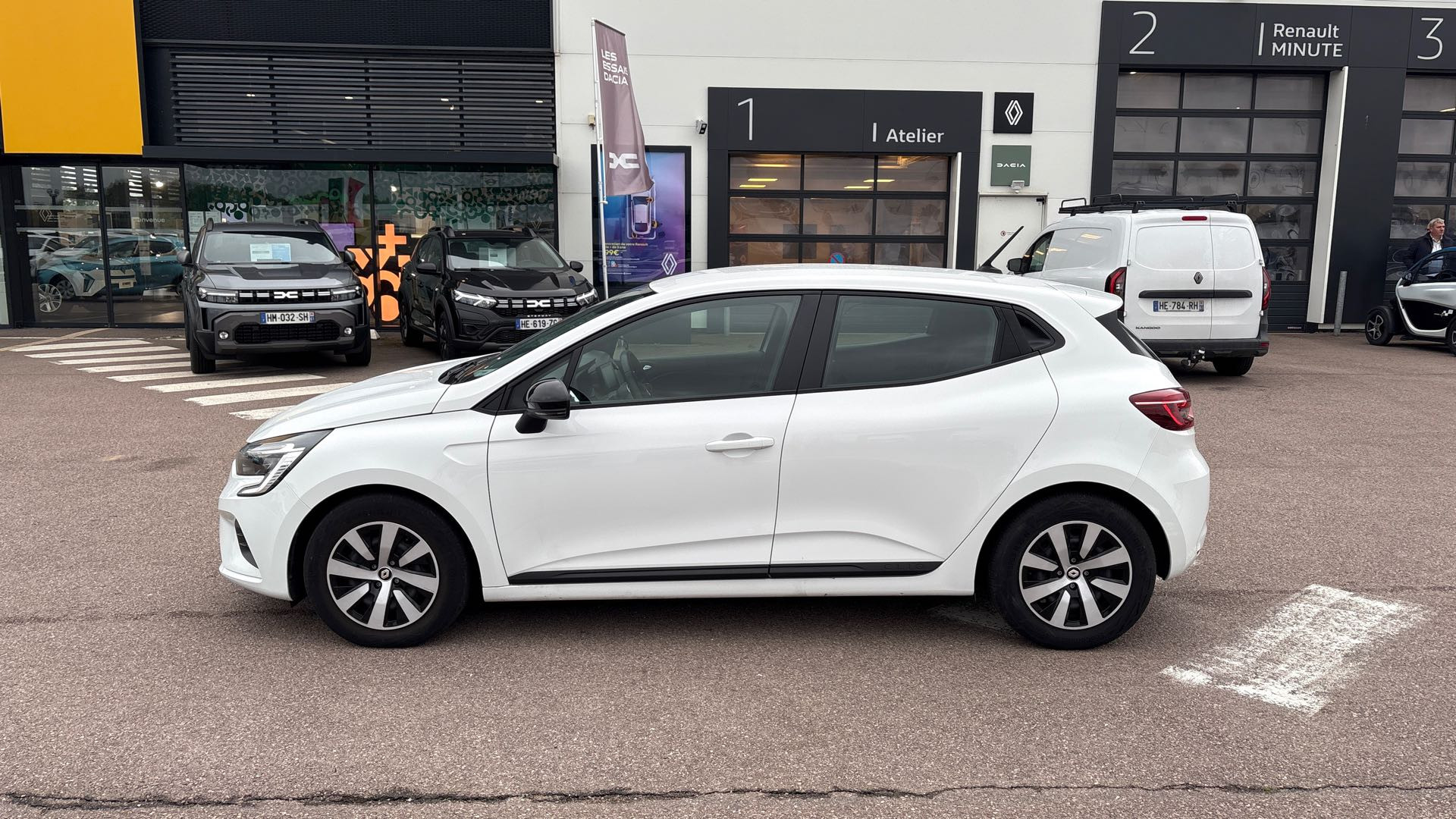 Vente en ligne Renault Clio 5 Clio E-Tech full hybrid 145 au prix de 16 390 €