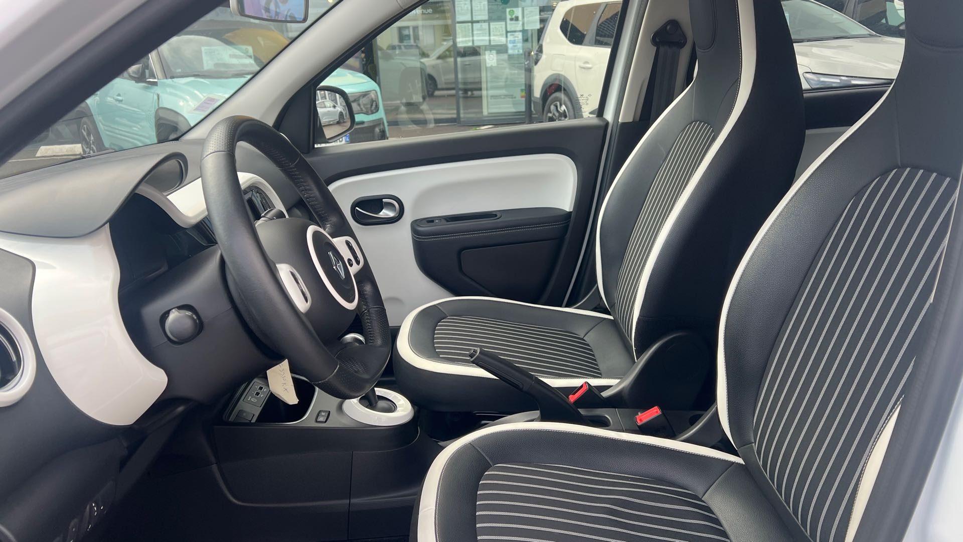 Vente en ligne Renault Twingo Electrique Twingo III E-Tech au prix de 13 990 €