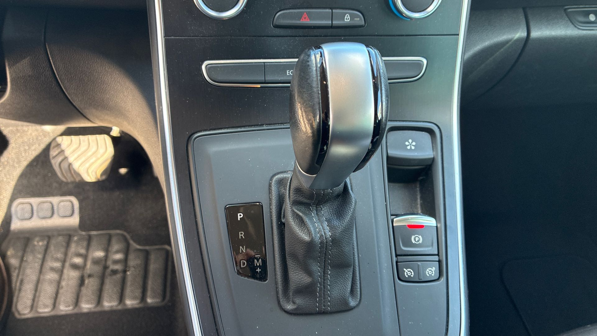 Vente en ligne Renault Grand Scenic 4 Grand Scenic Blue dCi 120 EDC au prix de 16 490 €