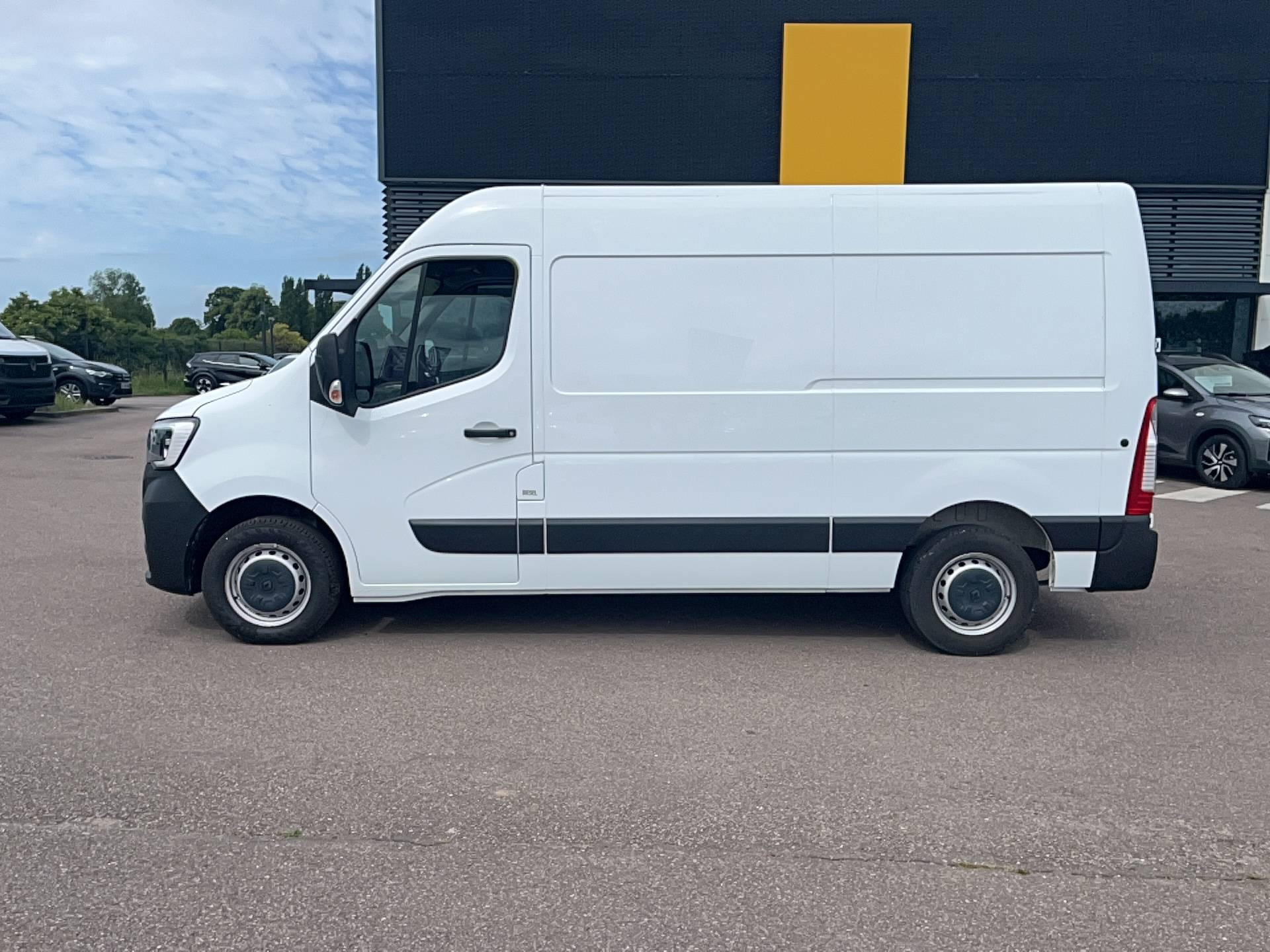 Vente en ligne Renault Master Fourgon MASTER FGN TRAC F3500 L2H2 BLUE DCI 135 au prix de 22 490 €