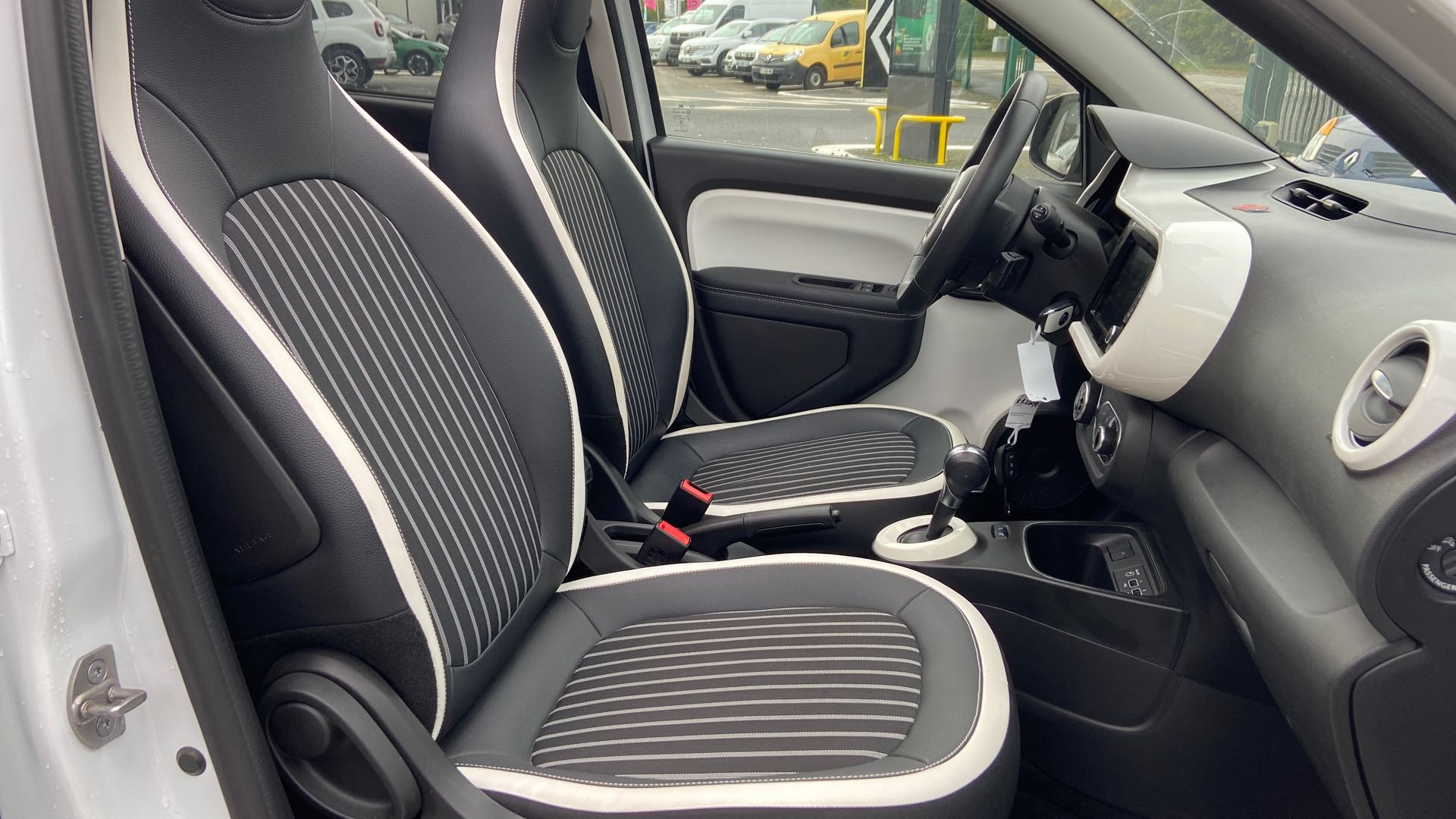 Vente en ligne Renault Twingo Electrique Twingo III E-Tech au prix de 15 000 €
