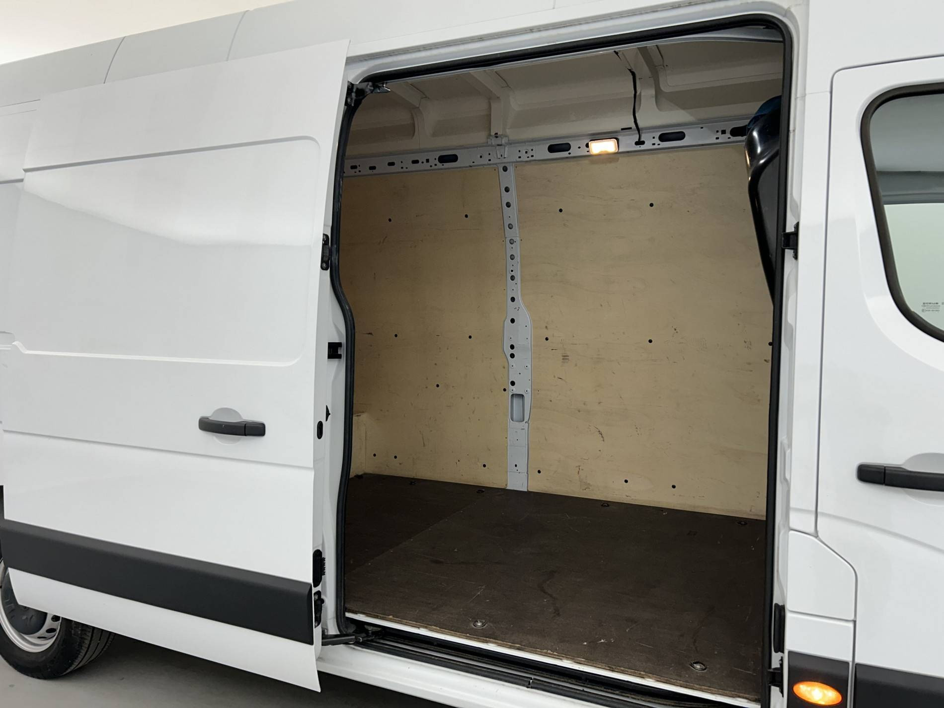 Vente en ligne Renault Master Fourgon MASTER FGN TRAC F3500 L3H3 BLUE DCI 135 au prix de 25 100 €