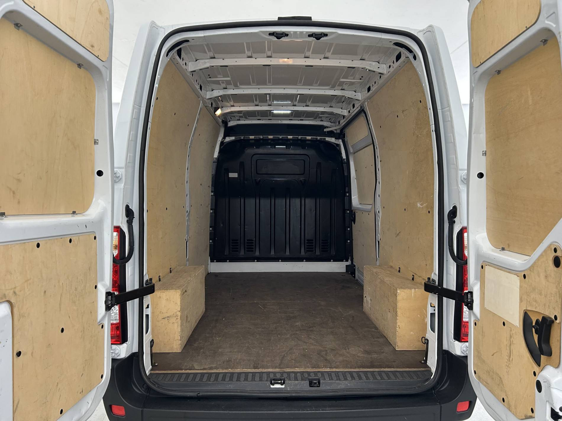 Vente en ligne Renault Master Fourgon MASTER FGN TRAC F3500 L2H2 BLUE DCI 135 au prix de 21 990 €