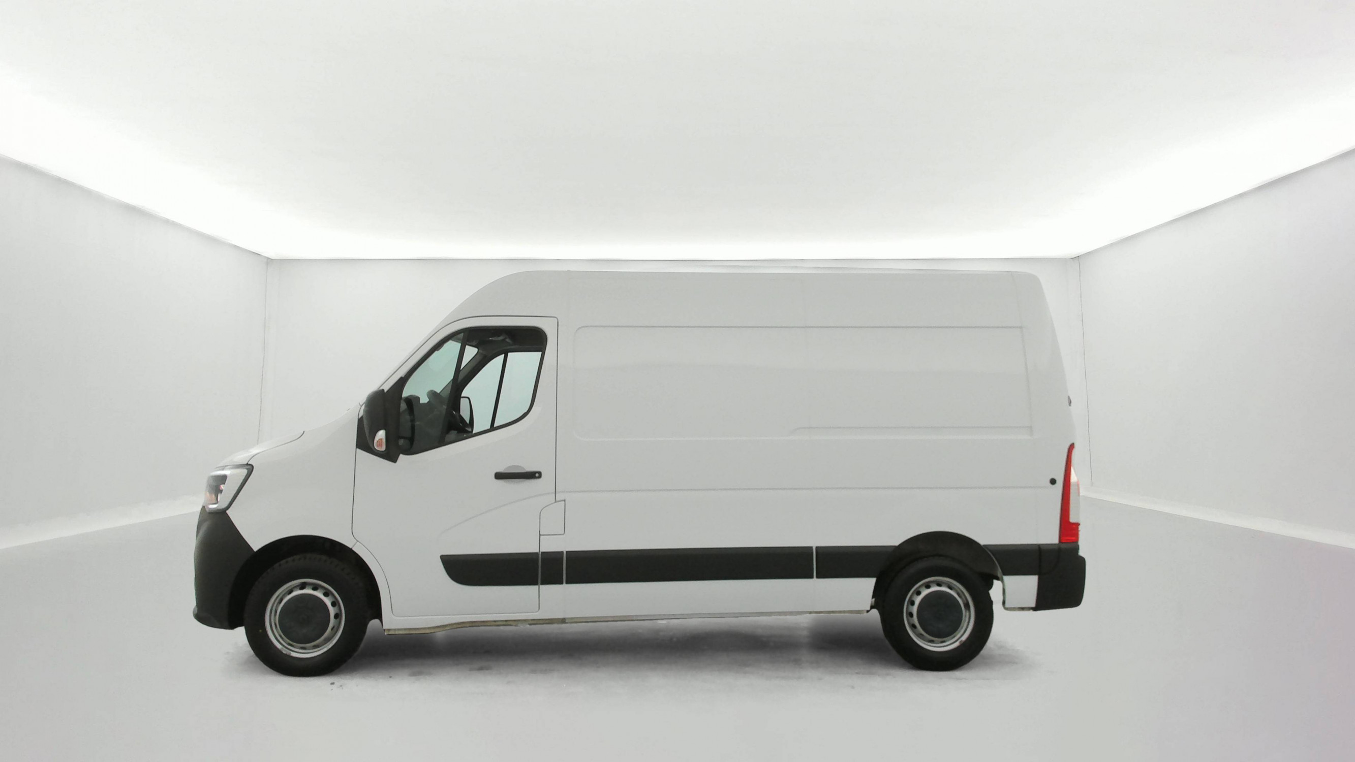 Vente en ligne Renault Master Fourgon MASTER FGN TRAC F3500 L2H2 BLUE DCI 135 au prix de 21 990 €