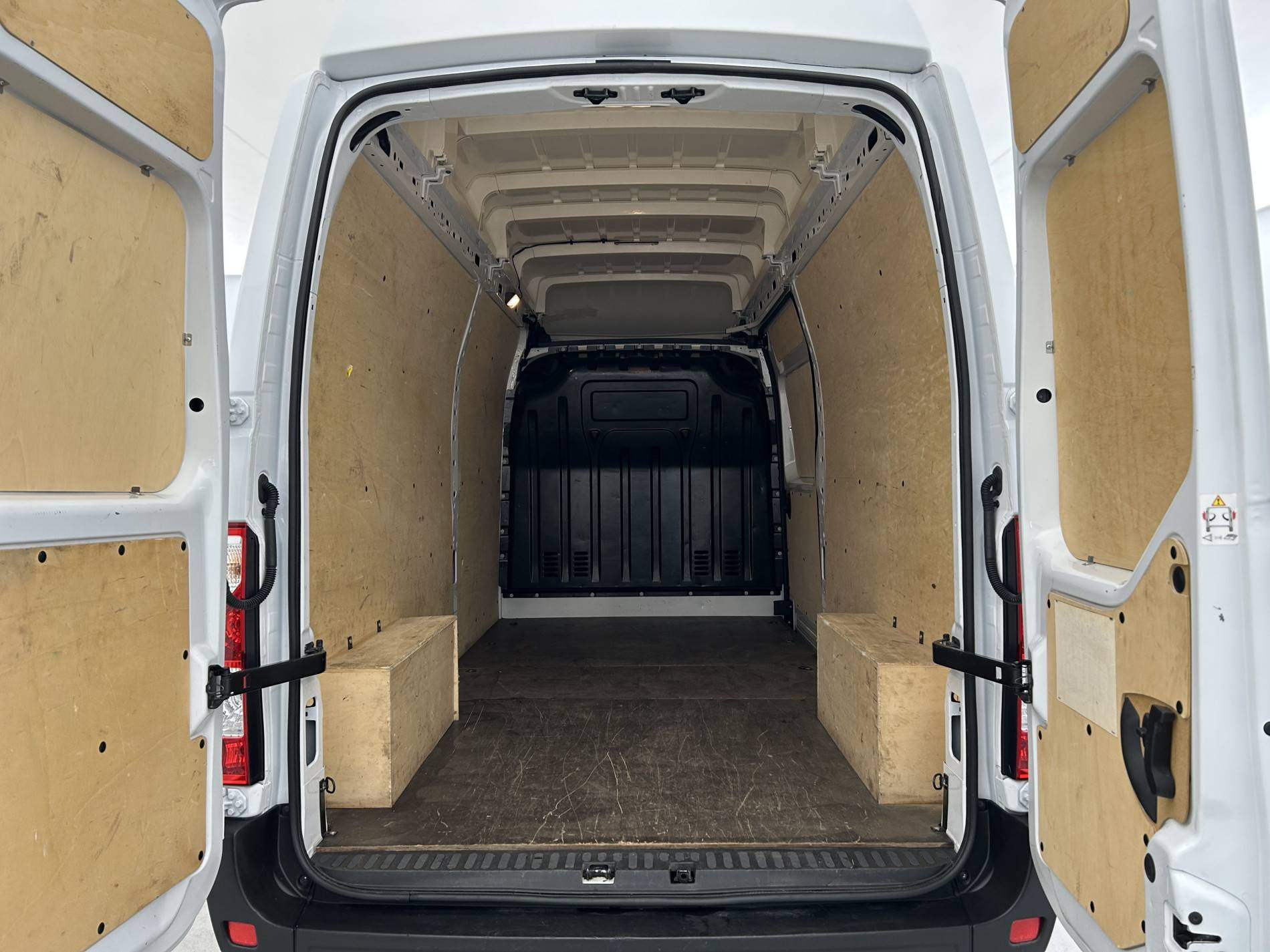 Vente en ligne Renault Master Fourgon MASTER FGN TRAC F3500 L3H3 BLUE DCI 135 au prix de 23 500 €