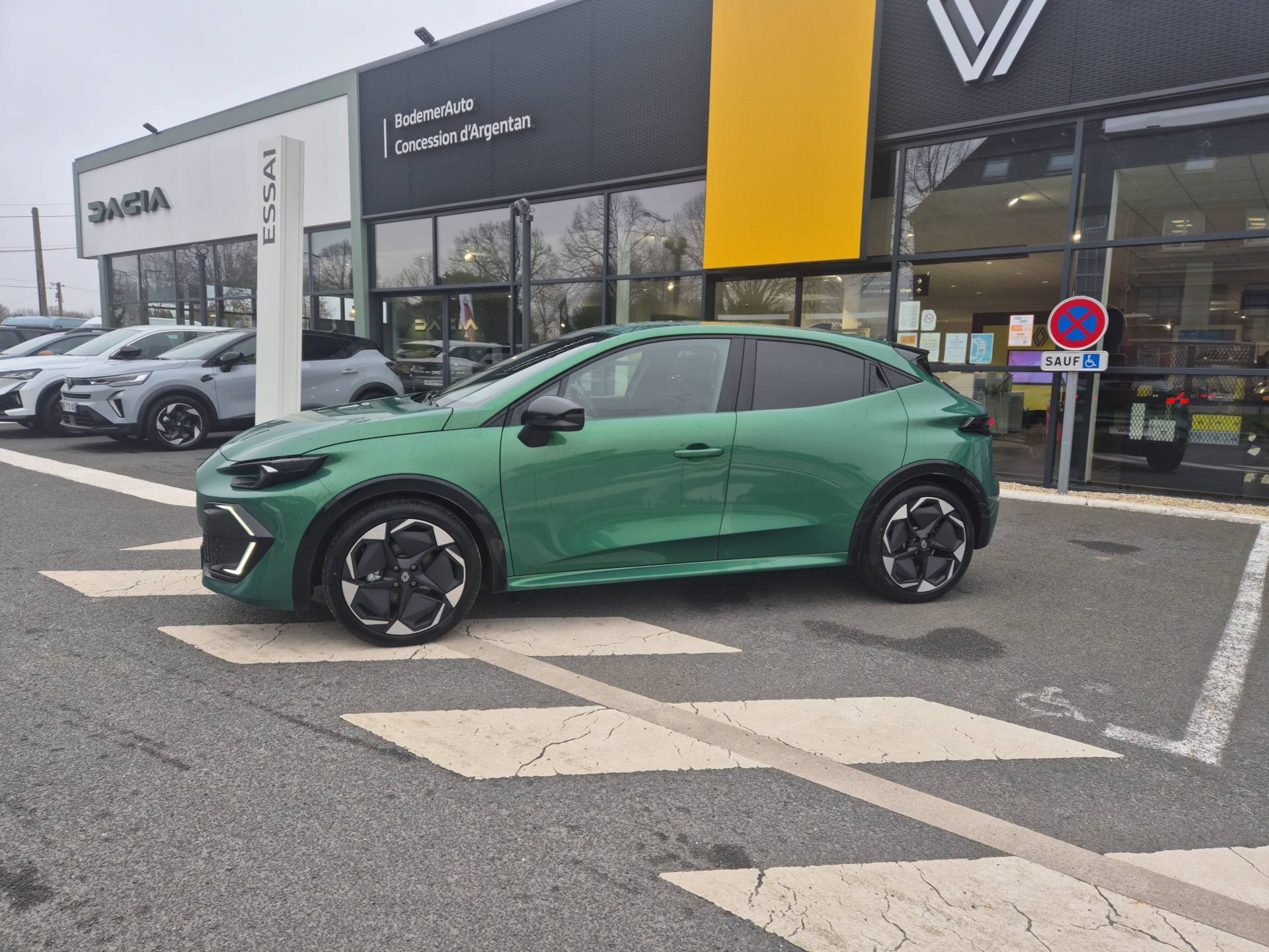 Vente en ligne Renault Clio 6 Clio E-Tech full hybrid 160 ch au prix de 26 990 €