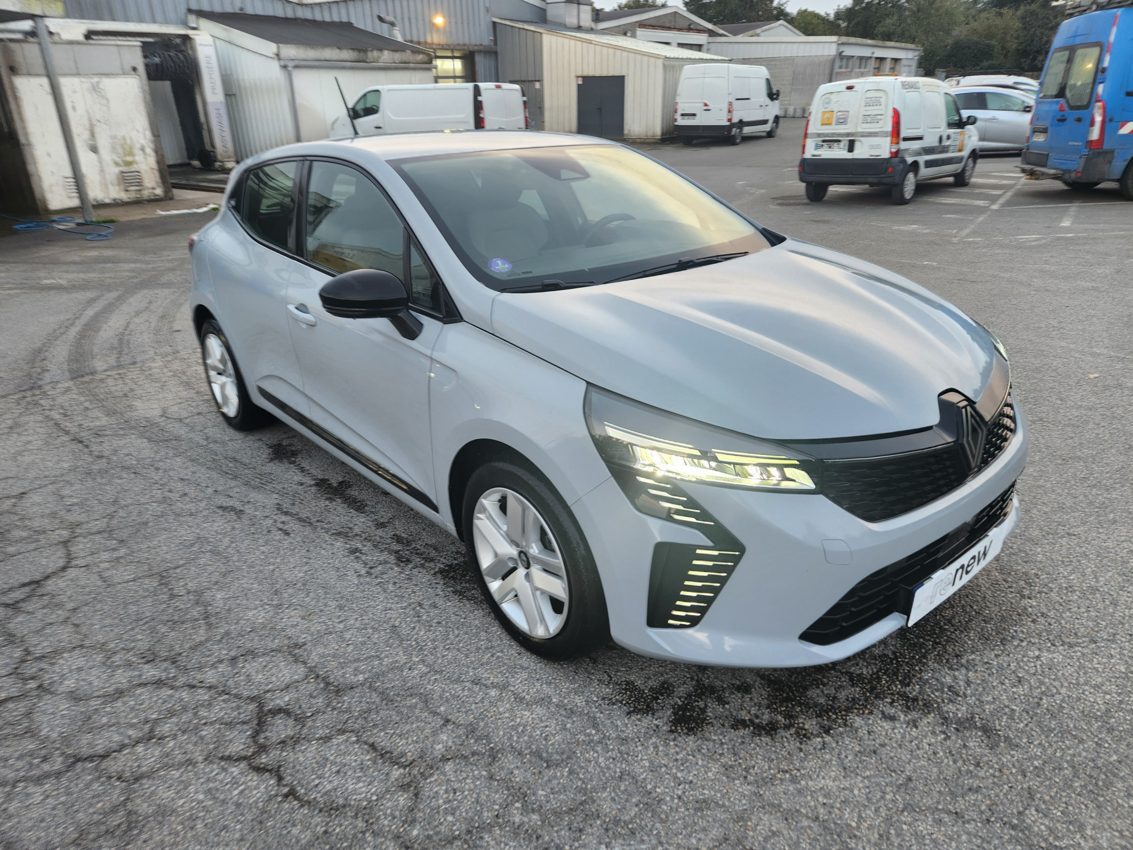 Vente en ligne Renault Clio 5 Clio E-Tech full hybrid 145 au prix de 18 999 €