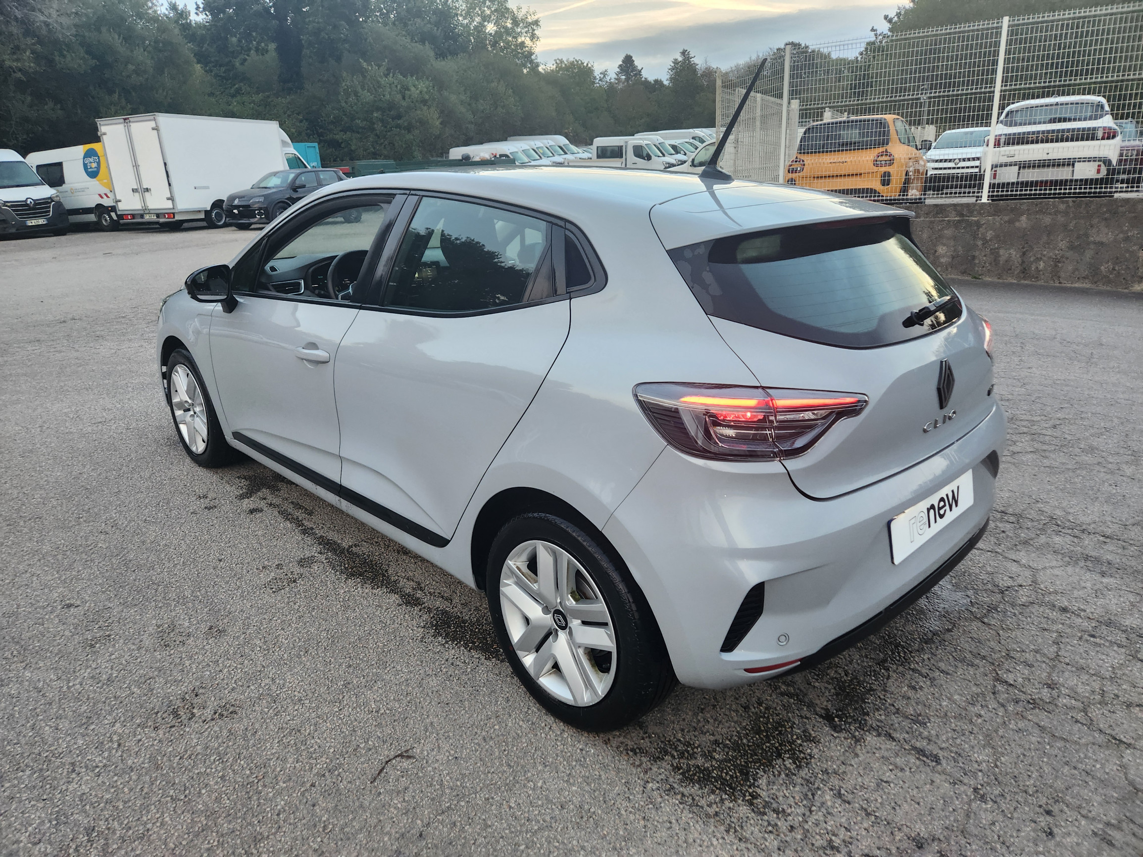 Vente en ligne Renault Clio 5 Clio E-Tech full hybrid 145 au prix de 18 999 €