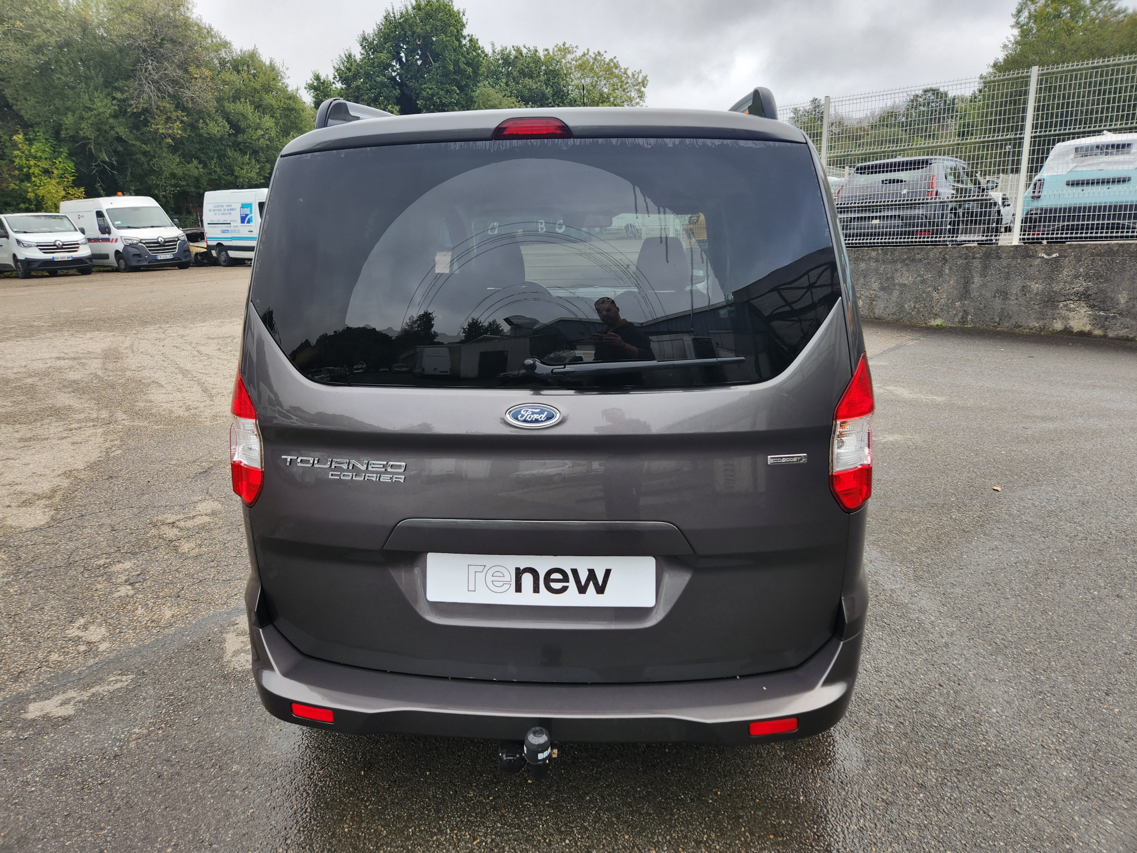 Vente en ligne Ford Tourneo Courier  1.0 EcoBoost 100 au prix de 12 999 €