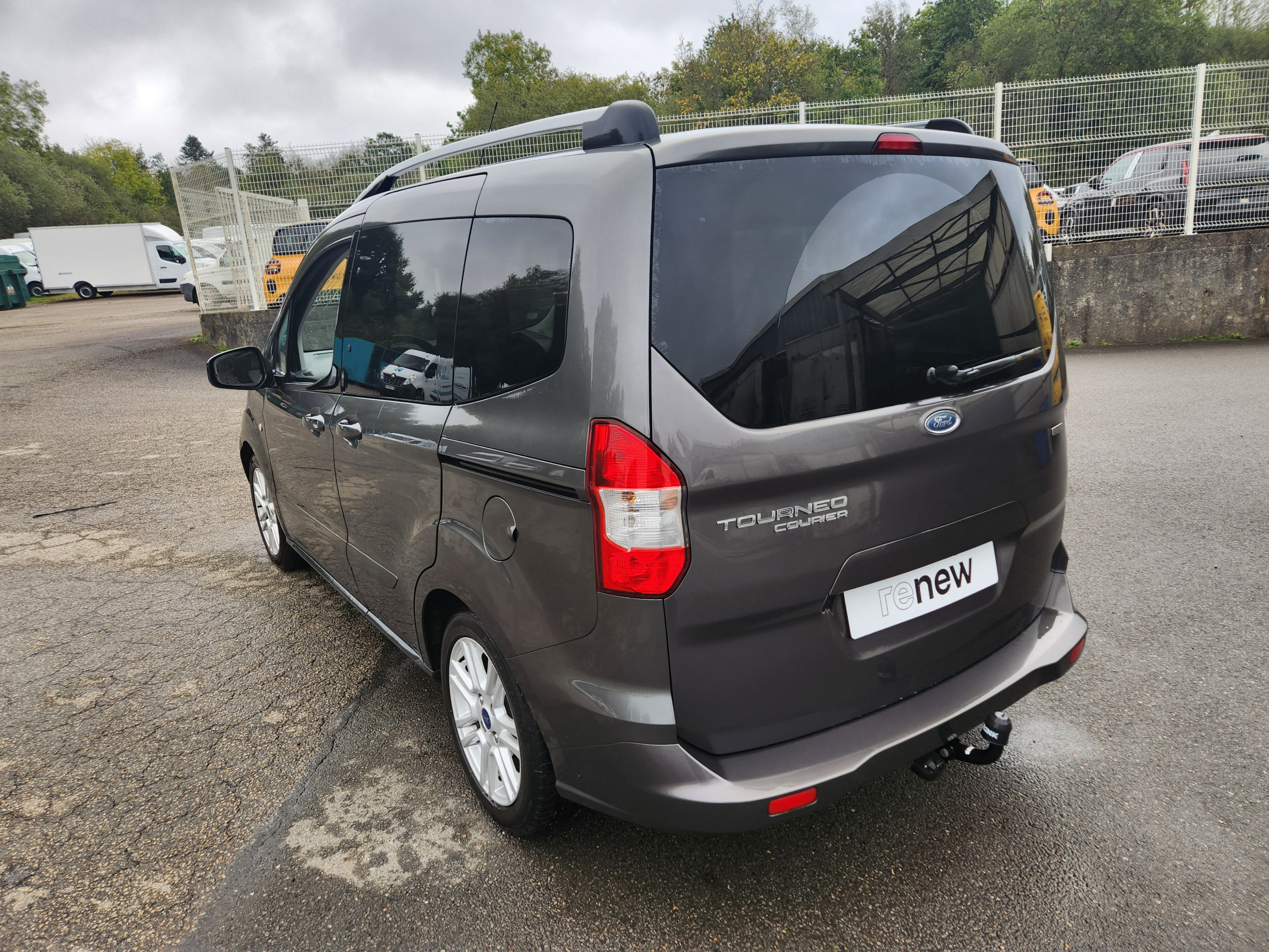 Vente en ligne Ford Tourneo Courier  1.0 EcoBoost 100 au prix de 12 999 €