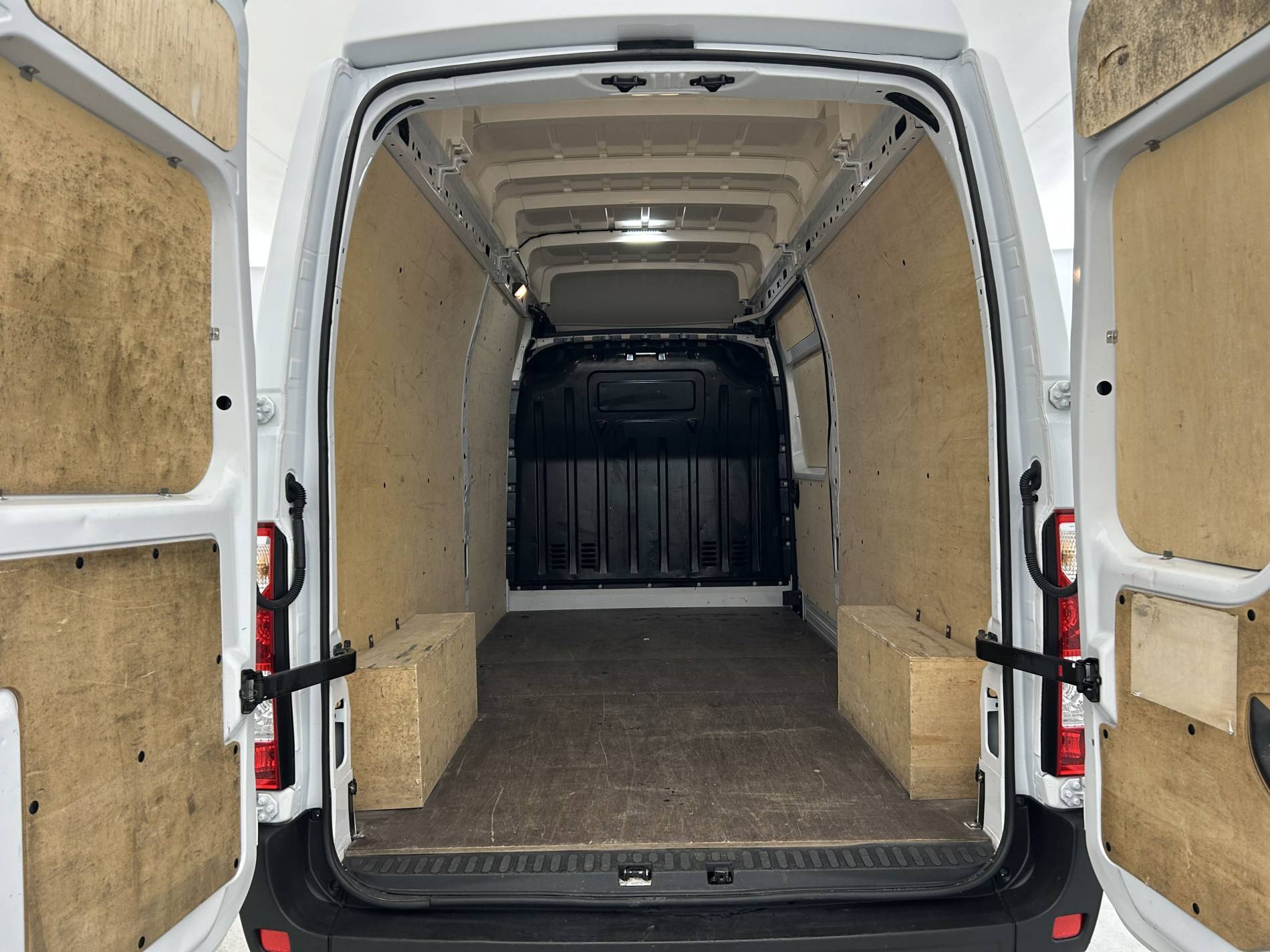 Vente en ligne Renault Master Fourgon MASTER FGN TRAC F3500 L3H3 BLUE DCI 135 au prix de 24 990 €