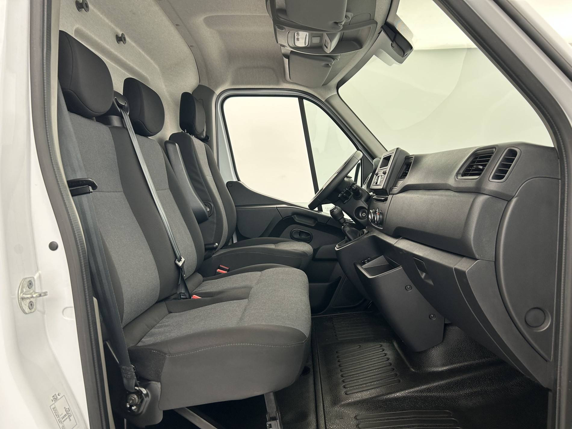 Vente en ligne Renault Master Fourgon MASTER FGN TRAC F3500 L3H3 BLUE DCI 135 au prix de 24 990 €