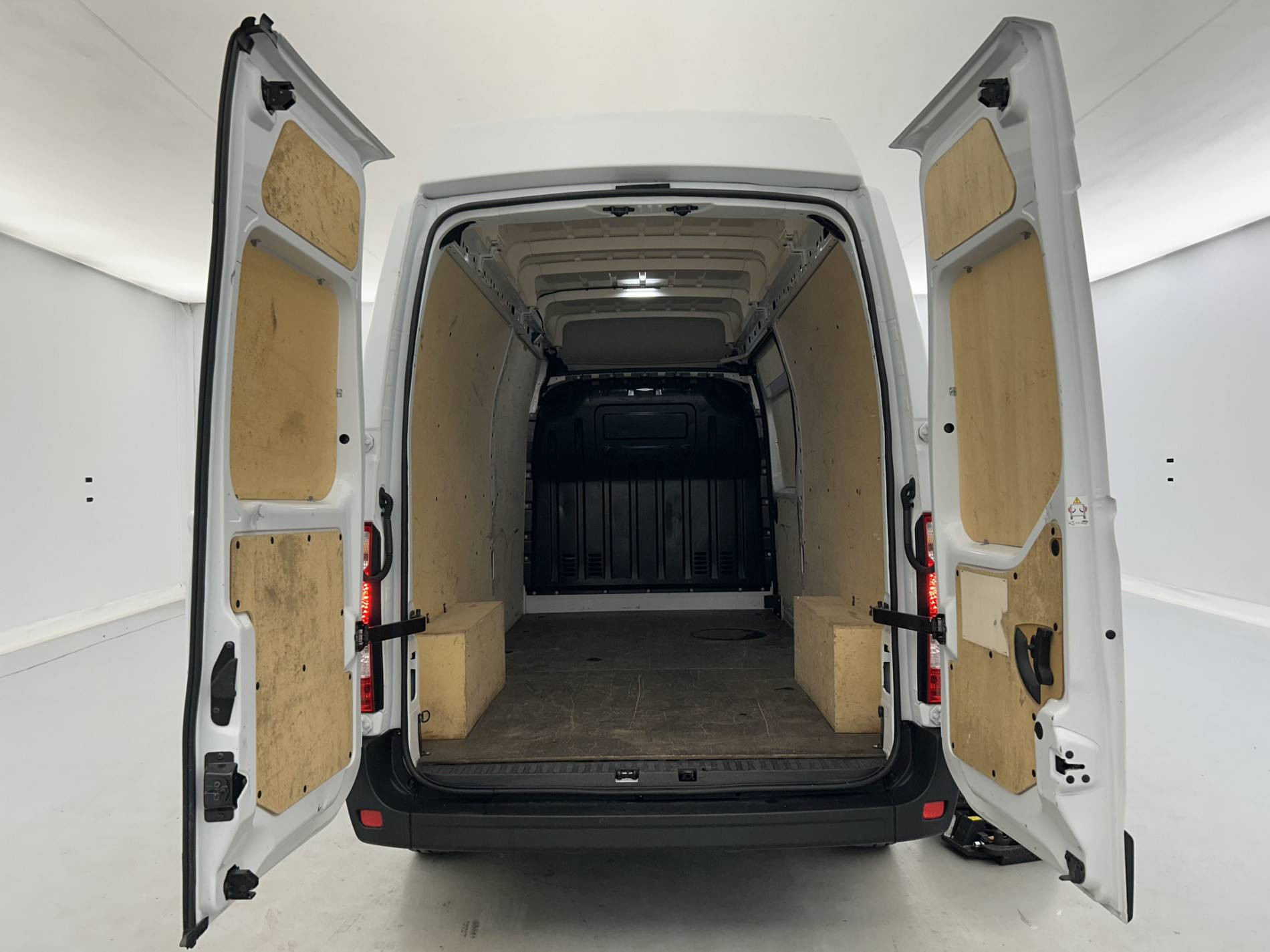 Vente en ligne Renault Master Fourgon MASTER FGN TRAC F3500 L3H3 BLUE DCI 135 au prix de 24 990 €
