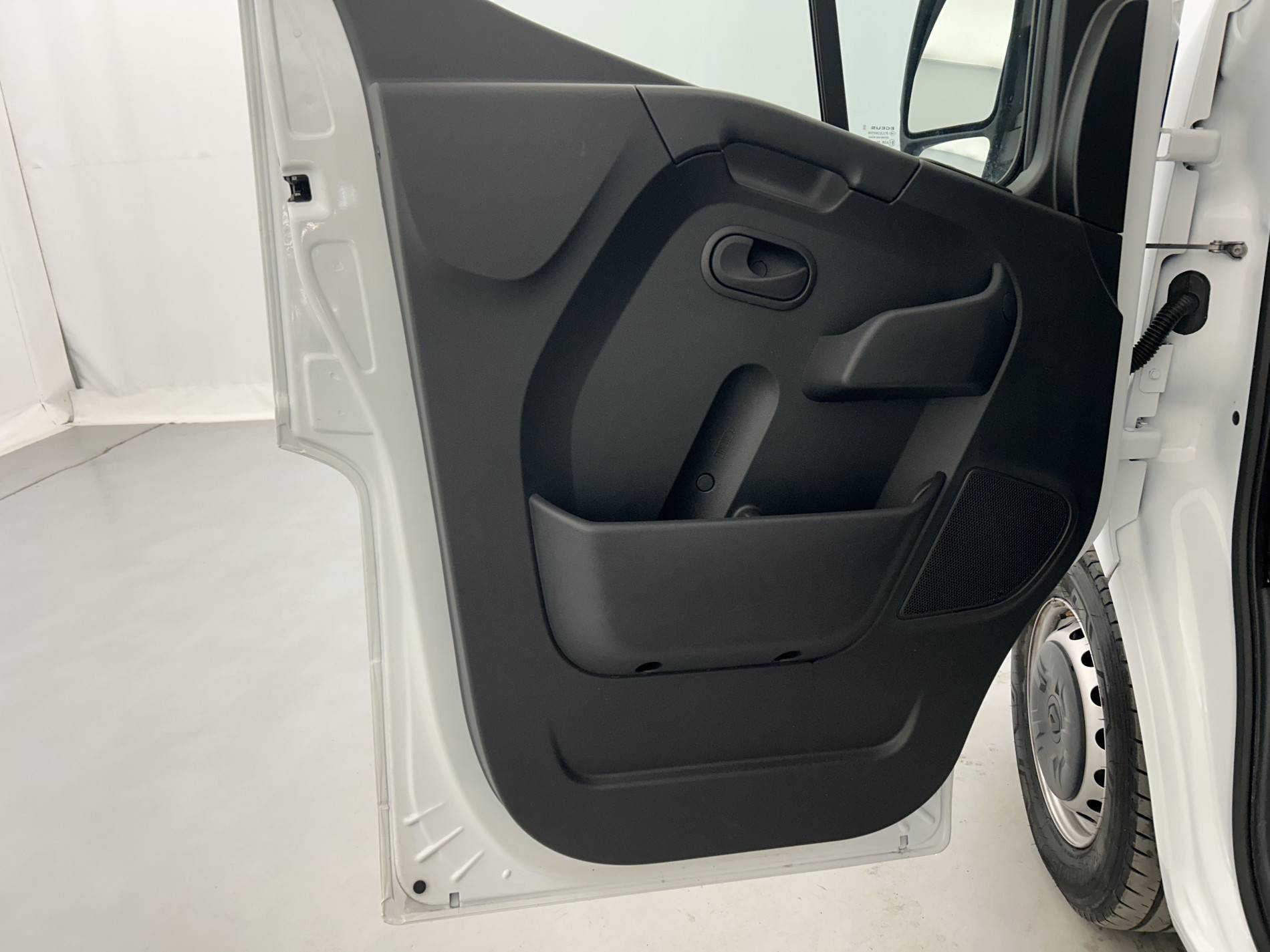 Vente en ligne Renault Master Fourgon MASTER FGN TRAC F3500 L3H3 BLUE DCI 135 au prix de 24 990 €