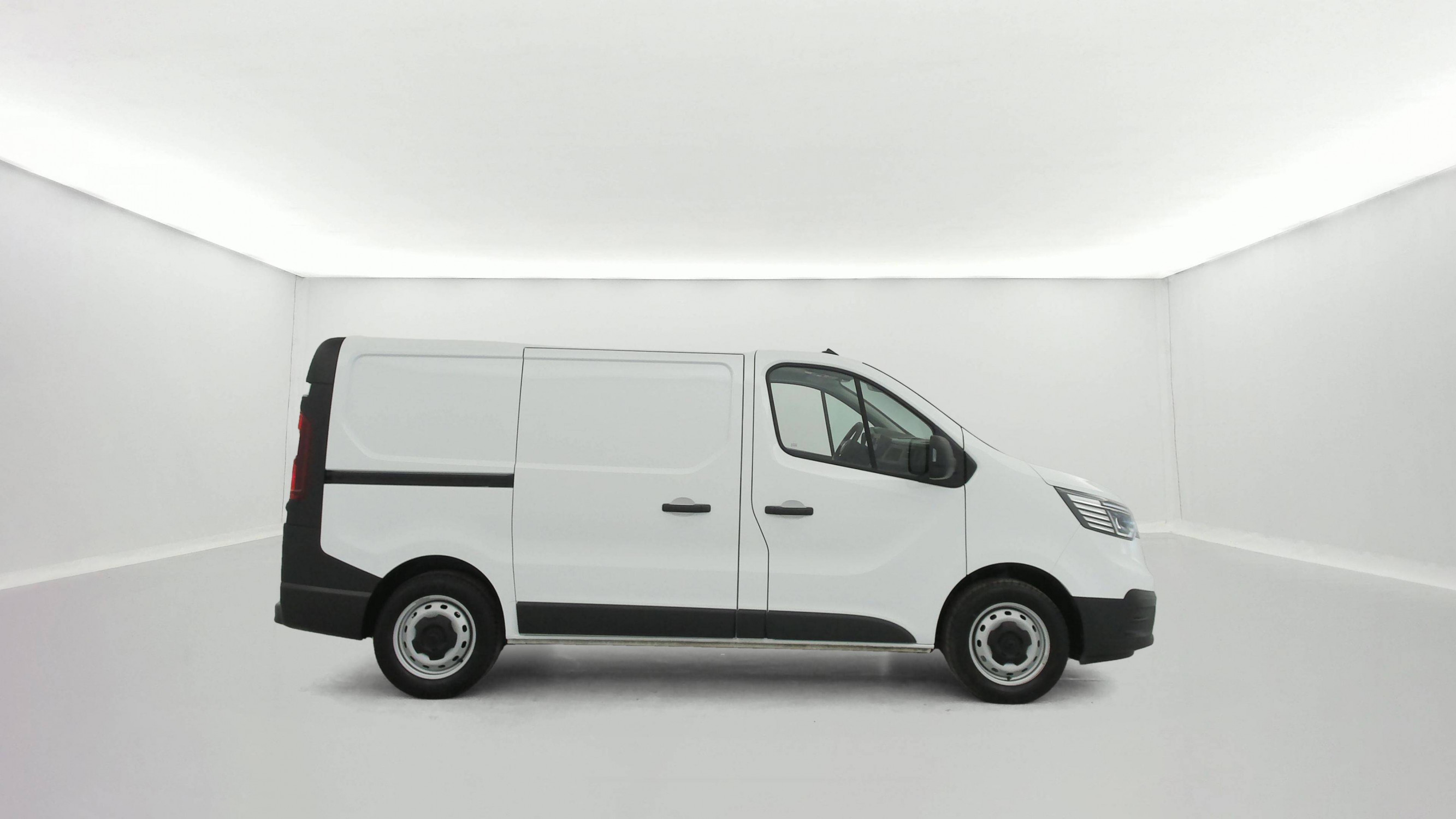 Vente en ligne Renault Trafic 3 Fourgon TRAFIC FG BLUE DCI 130 L1H1 3T GSR2 au prix de 23 690 €