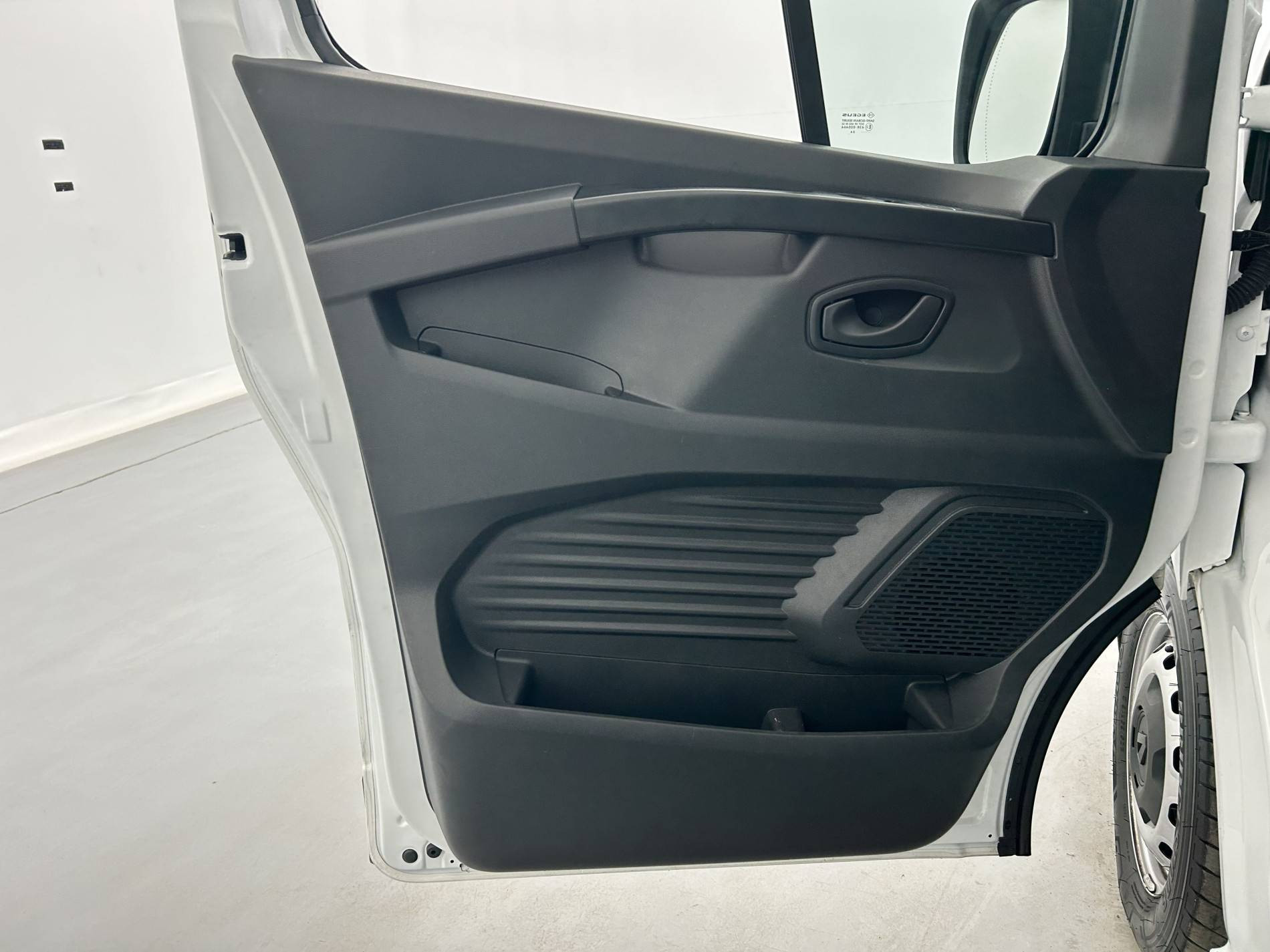 Vente en ligne Renault Trafic 3 Fourgon TRAFIC FG BLUE DCI 130 L1H1 3T GSR2 au prix de 23 690 €