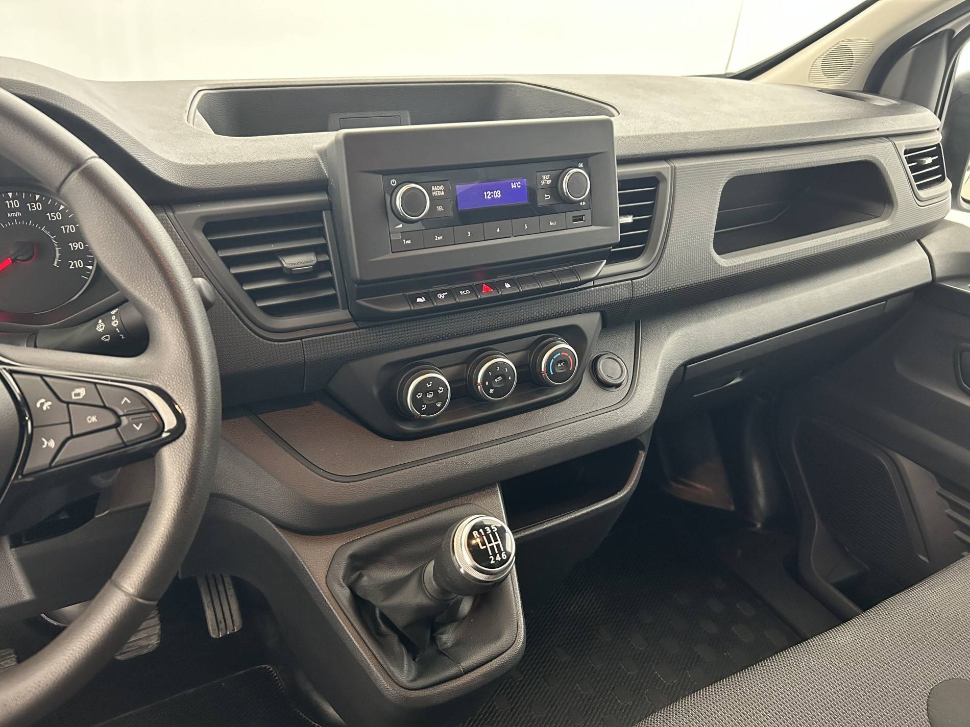 Vente en ligne Renault Trafic 3 Fourgon TRAFIC FG BLUE DCI 130 L1H1 3T GSR2 au prix de 23 690 €