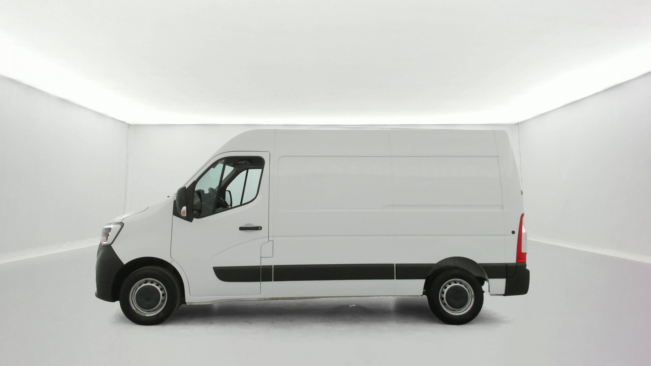 Vente en ligne Renault Master Fourgon MASTER FGN TRAC F3500 L2H2 BLUE DCI 135 au prix de 22 490 €