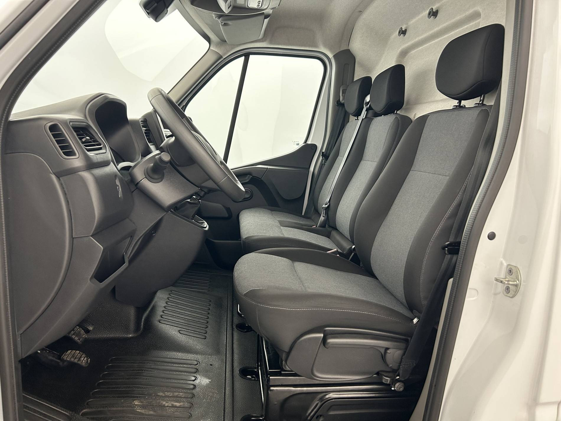 Vente en ligne Renault Master Fourgon MASTER FGN TRAC F3500 L2H2 BLUE DCI 135 au prix de 22 490 €