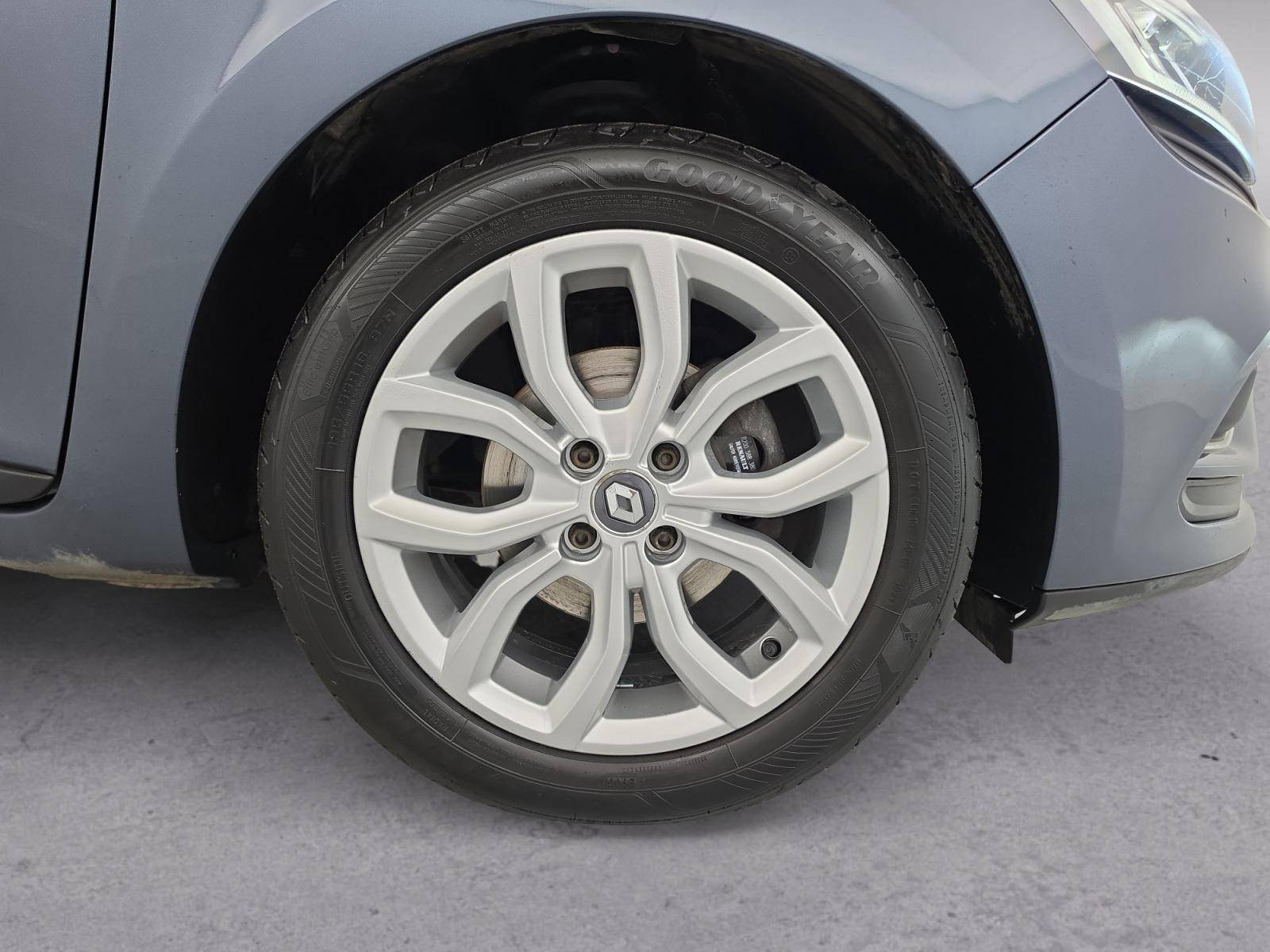 Vente en ligne Renault Clio 4 Estate Clio Estate TCe 120 Energy EDC au prix de 11 390 €
