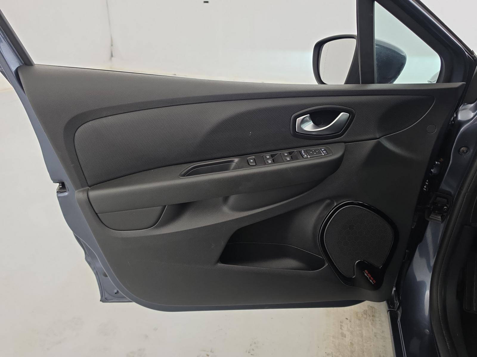 Vente en ligne Renault Clio 4 Estate Clio Estate TCe 120 Energy EDC au prix de 11 390 €