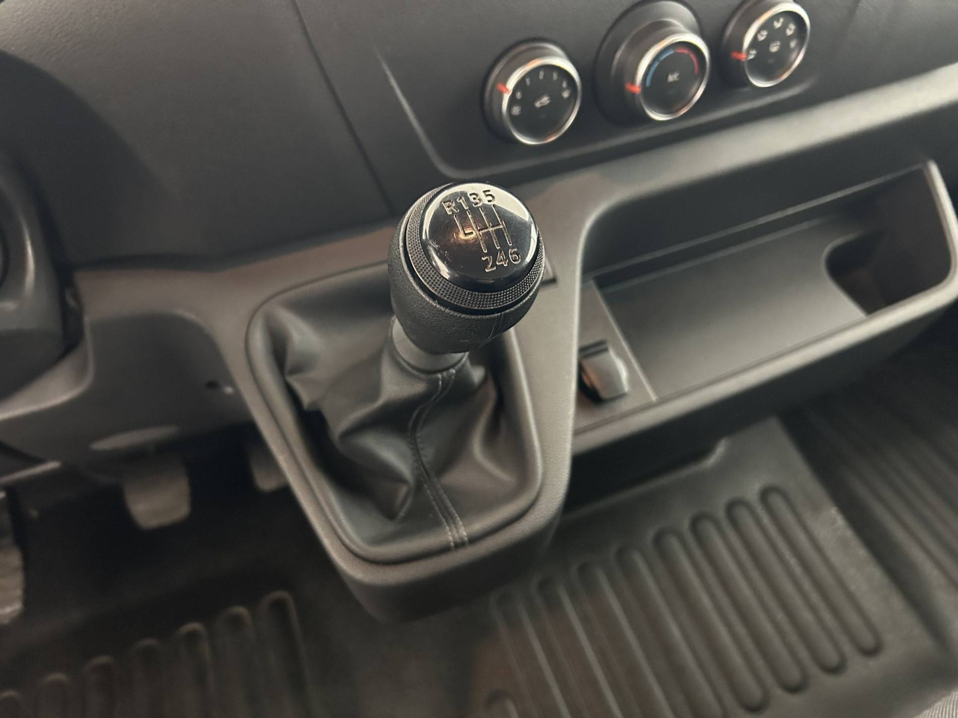 Vente en ligne Renault Master Fourgon MASTER FGN TRAC F3500 L2H2 BLUE DCI 135 au prix de 22 290 €