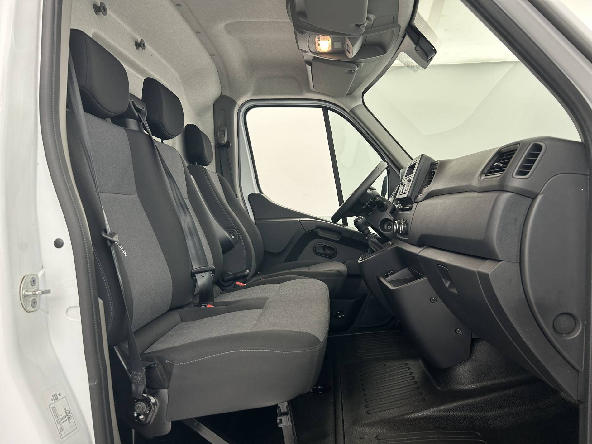 Vente en ligne Renault Master Fourgon MASTER FGN TRAC F3500 L2H2 BLUE DCI 135 au prix de 22 290 €