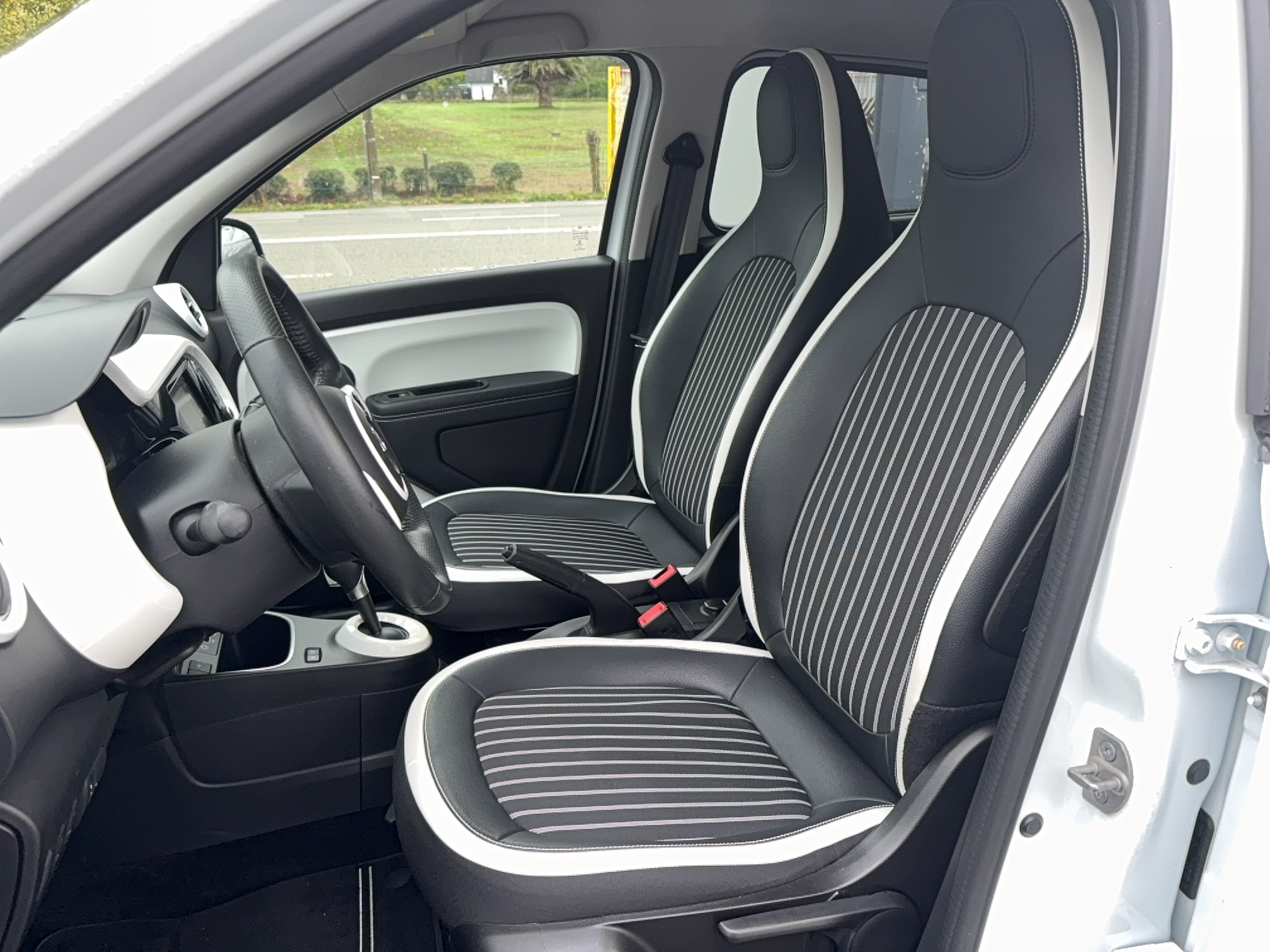 Vente en ligne Renault Twingo Electrique Twingo III E-Tech au prix de 12 890 €