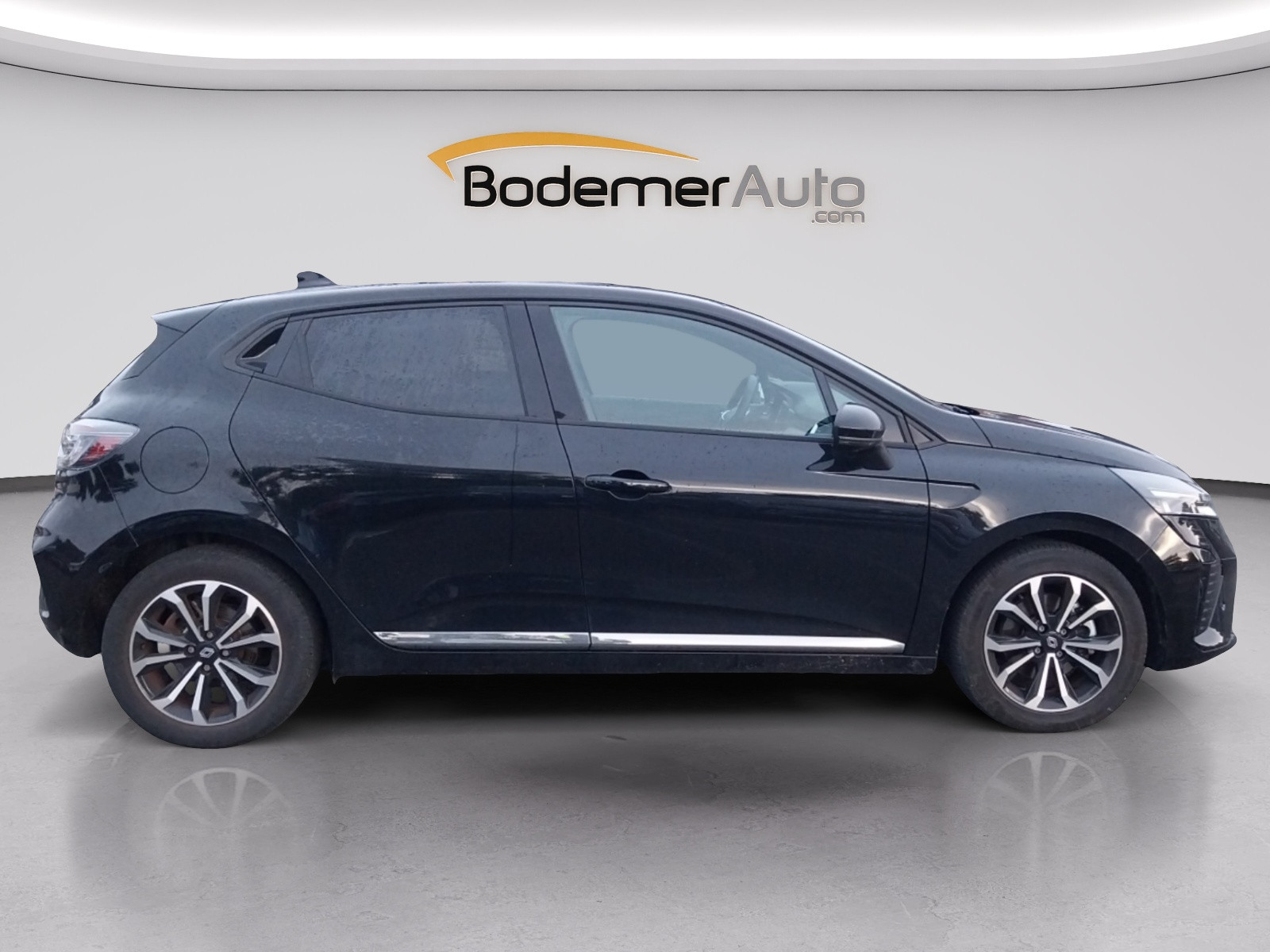 Vente en ligne Renault Clio 5 Clio E-Tech full hybrid 145 au prix de 18 900 €