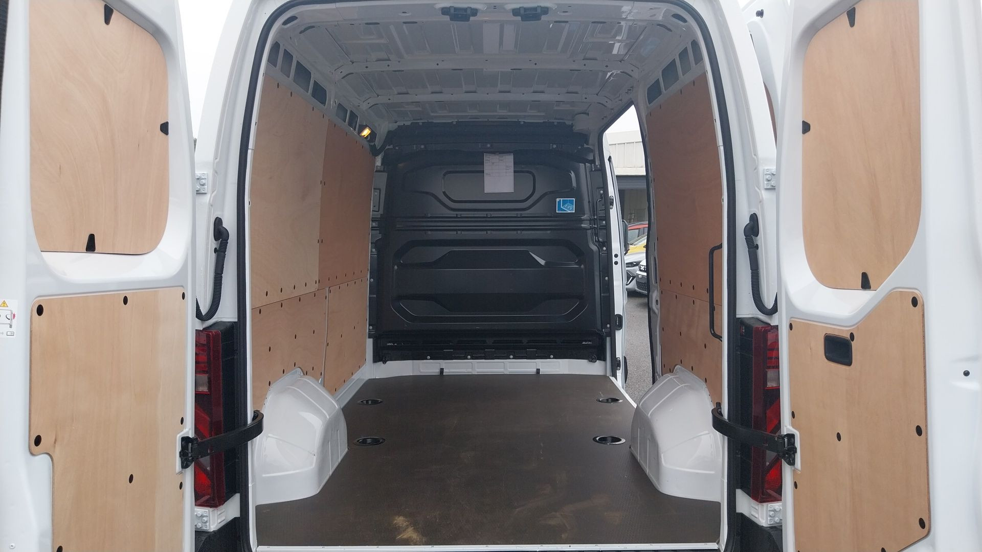 Vente en ligne Renault Master E-Tech MASTER ELECTRIQUE FG GRANDE AUTONOMIE L2H2 3T5 au prix de 71 520 €