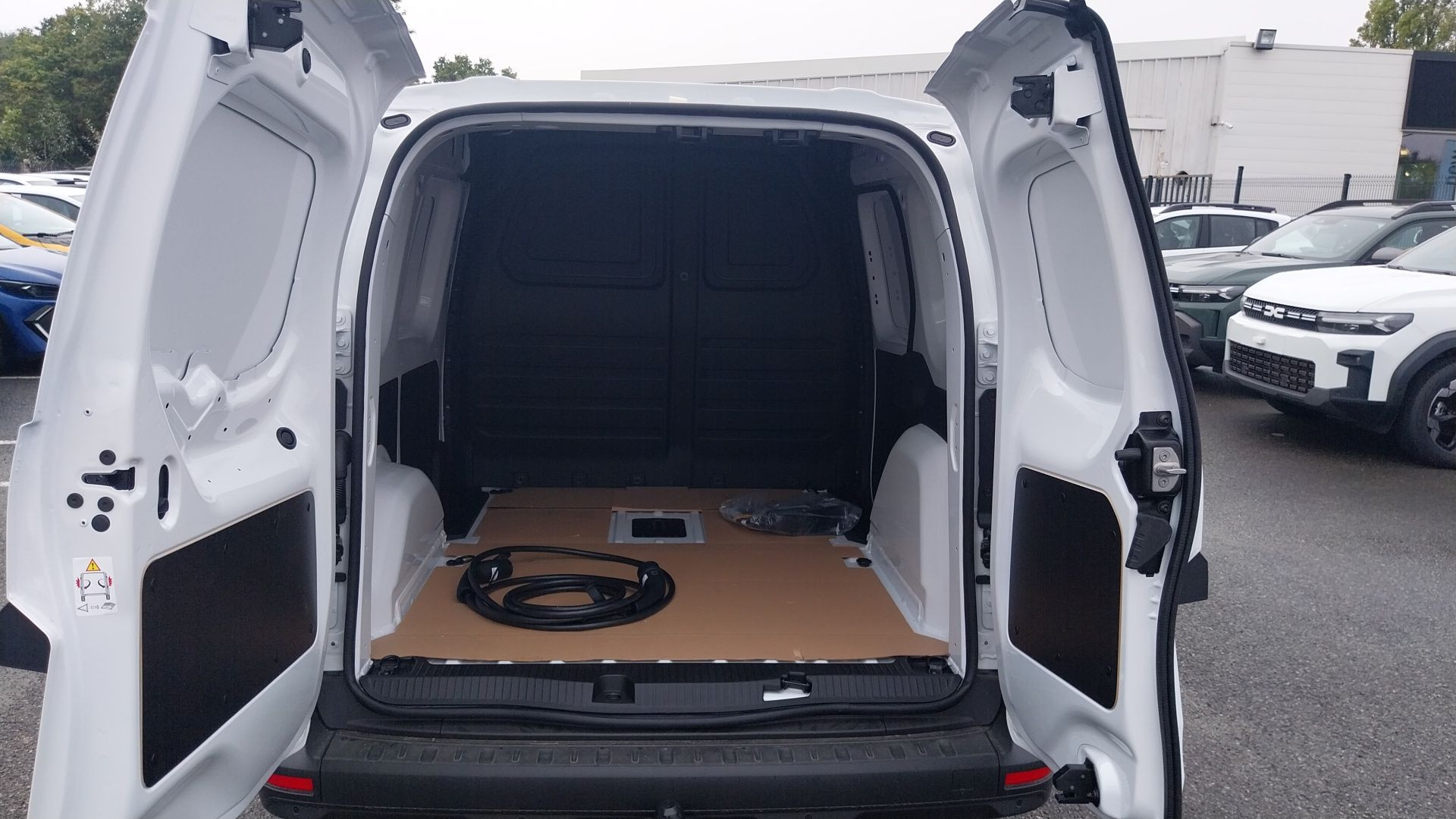 Vente en ligne Renault Kangoo Van E-Tech KANGOO VAN E-TECH EL FG TOLE L1 AC11 GSR2 au prix de 41 400 €