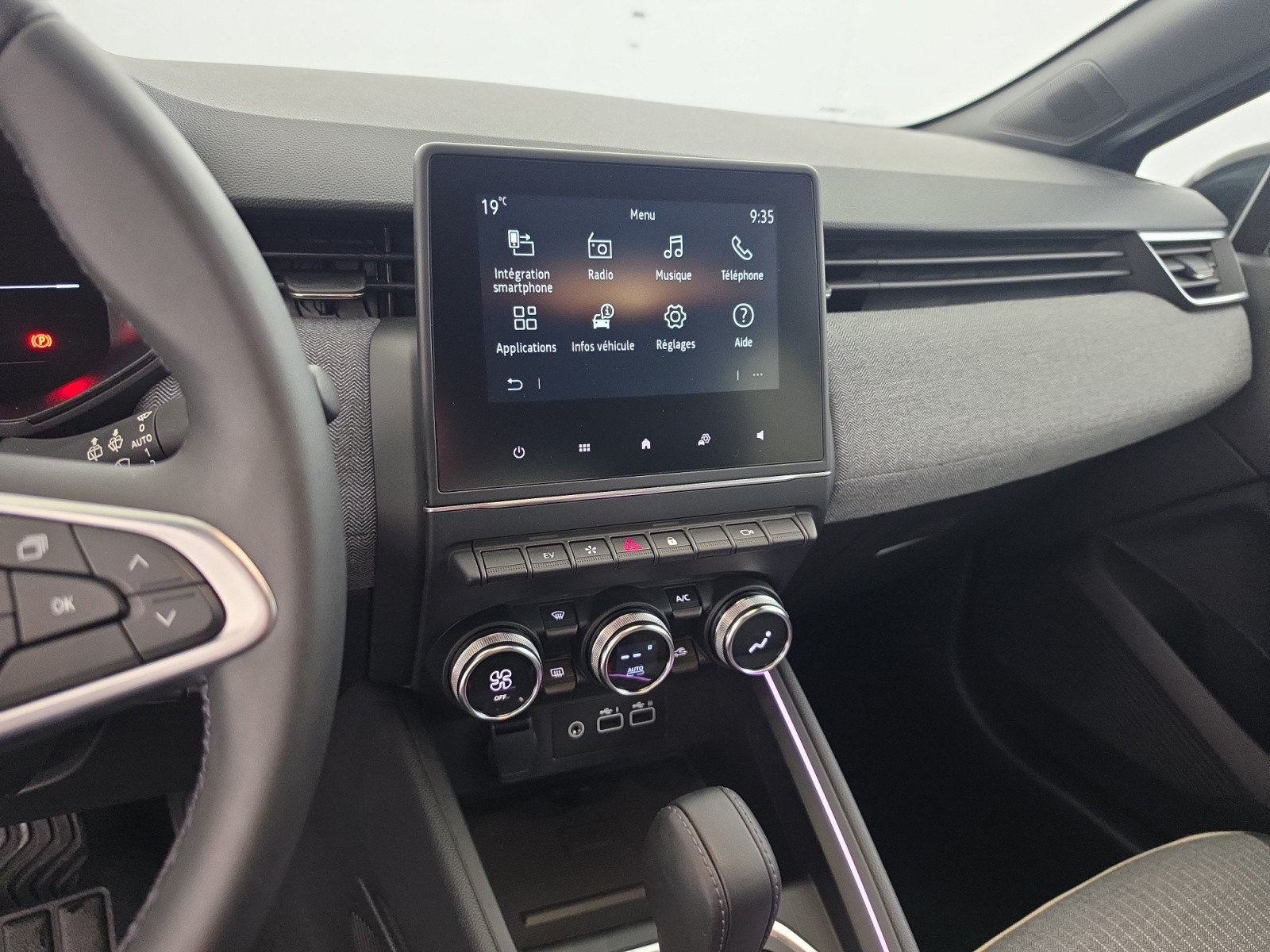 Vente en ligne Renault Clio 5 Clio E-Tech full hybrid 145 au prix de 18 900 €