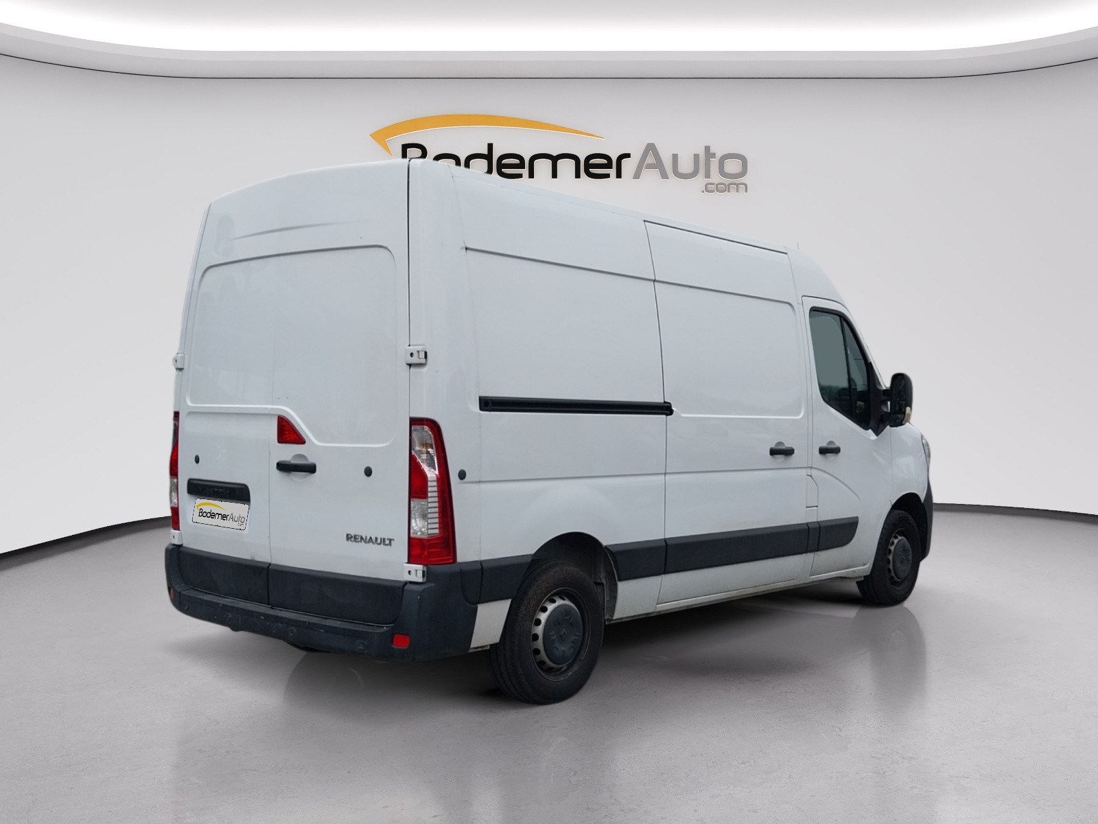 Vente en ligne Renault Master Fourgon MASTER FGN TRAC F3300 L2H2 BLUE DCI 150 au prix de 22 990 €