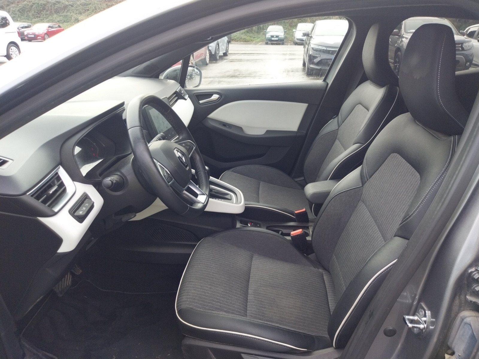 Vente en ligne Renault Clio 5 Clio E-Tech full hybrid 145 au prix de 15 990 €