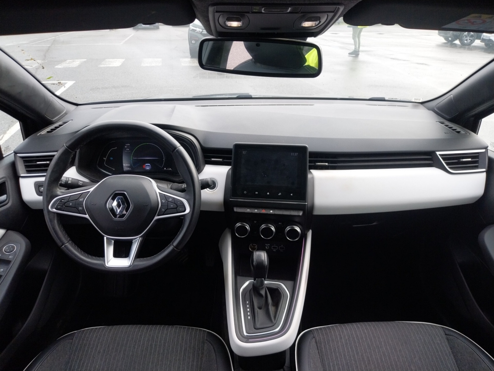Vente en ligne Renault Clio 5 Clio E-Tech full hybrid 145 au prix de 15 990 €
