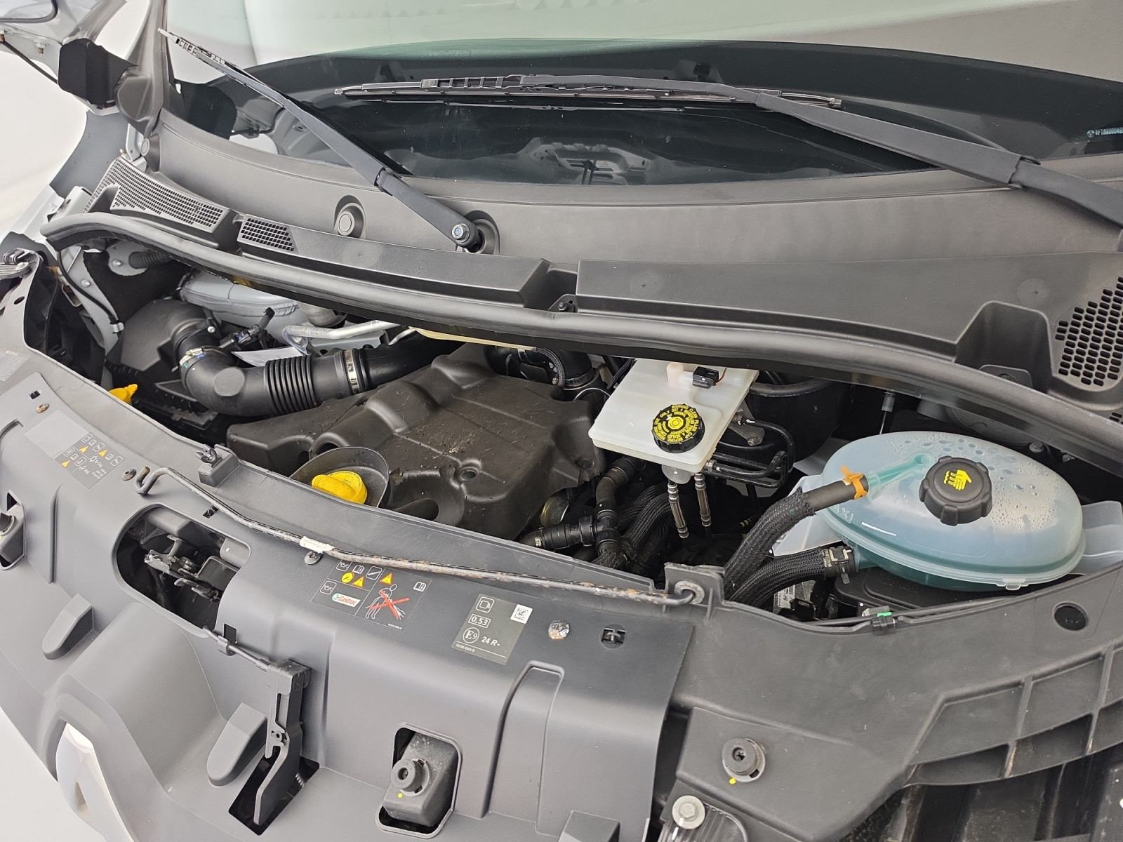 Vente en ligne Renault Master Fourgon MASTER FGN TRAC F3300 L2H2 BLUE DCI 150 au prix de 23 490 €