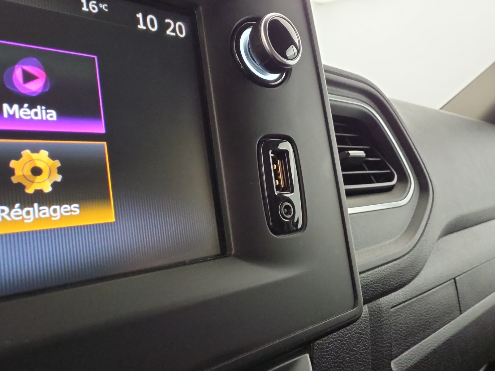 Vente en ligne Renault Master Fourgon MASTER FGN TRAC F3300 L2H2 BLUE DCI 150 au prix de 23 490 €